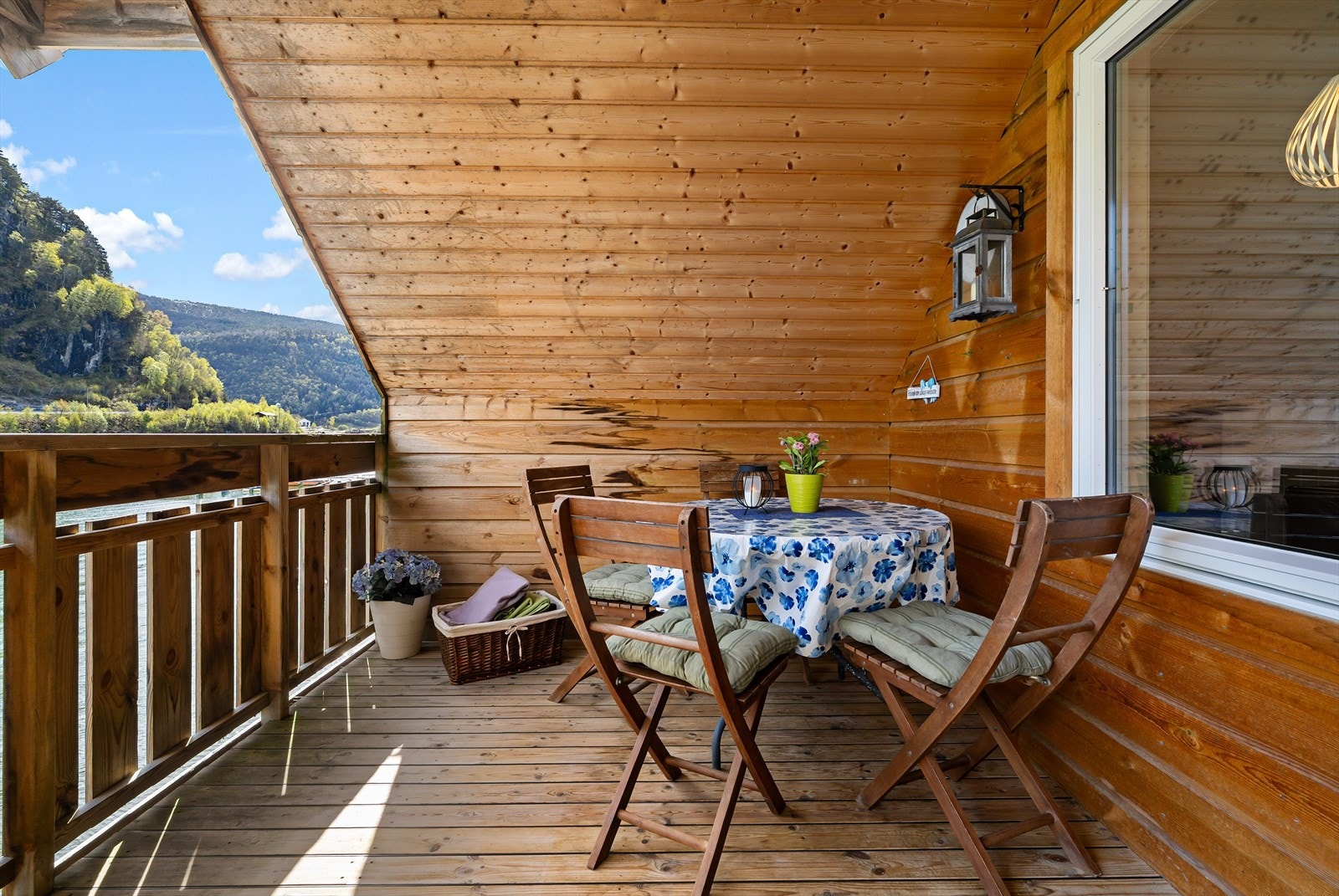 Kvar bueining har ein overbygd altan på om lag 14 m² med tilkomst frå stova. Galleribilde
