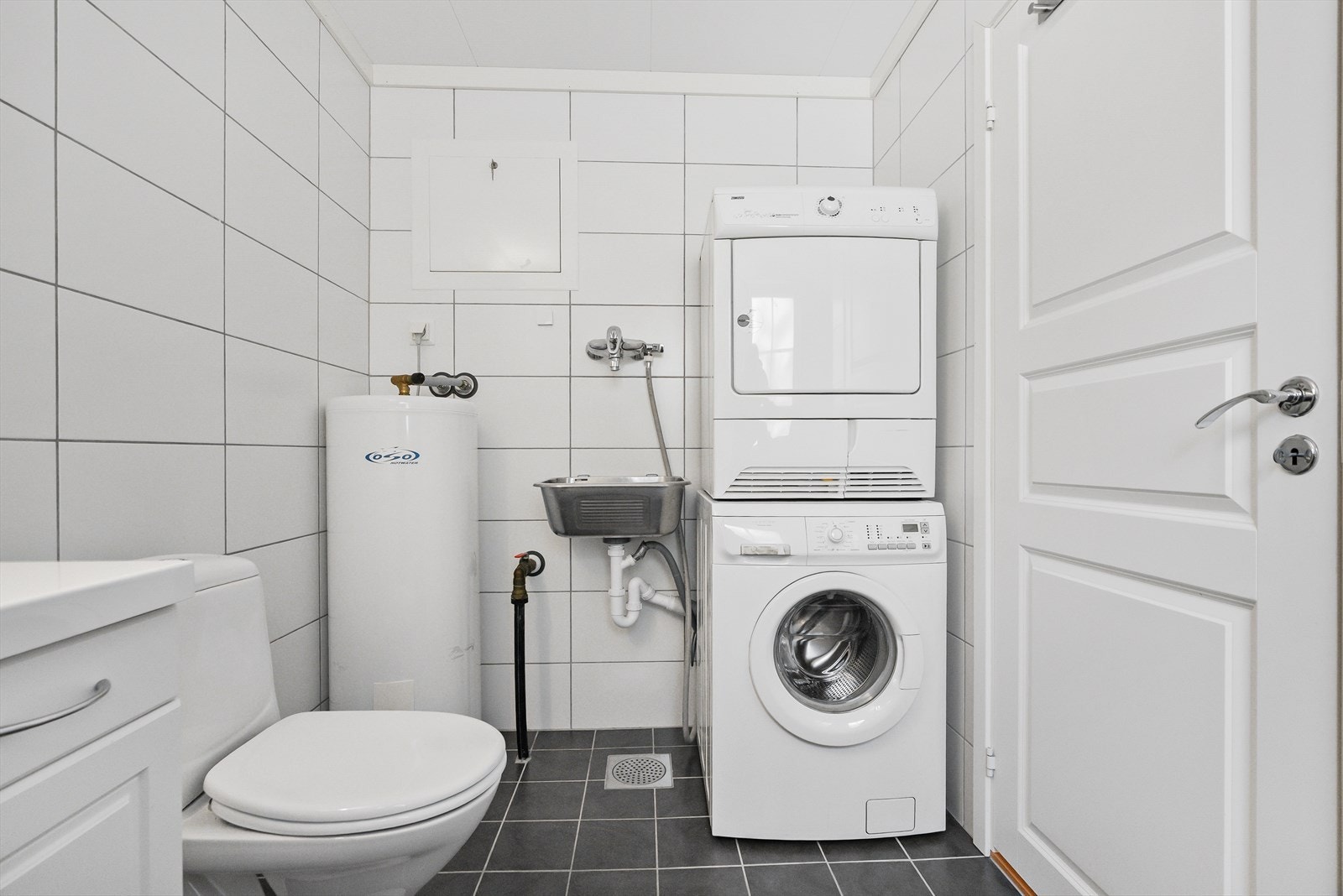 Badet er utstyrt med skyllekar og har opplegg for vaskemaskin Galleribilde