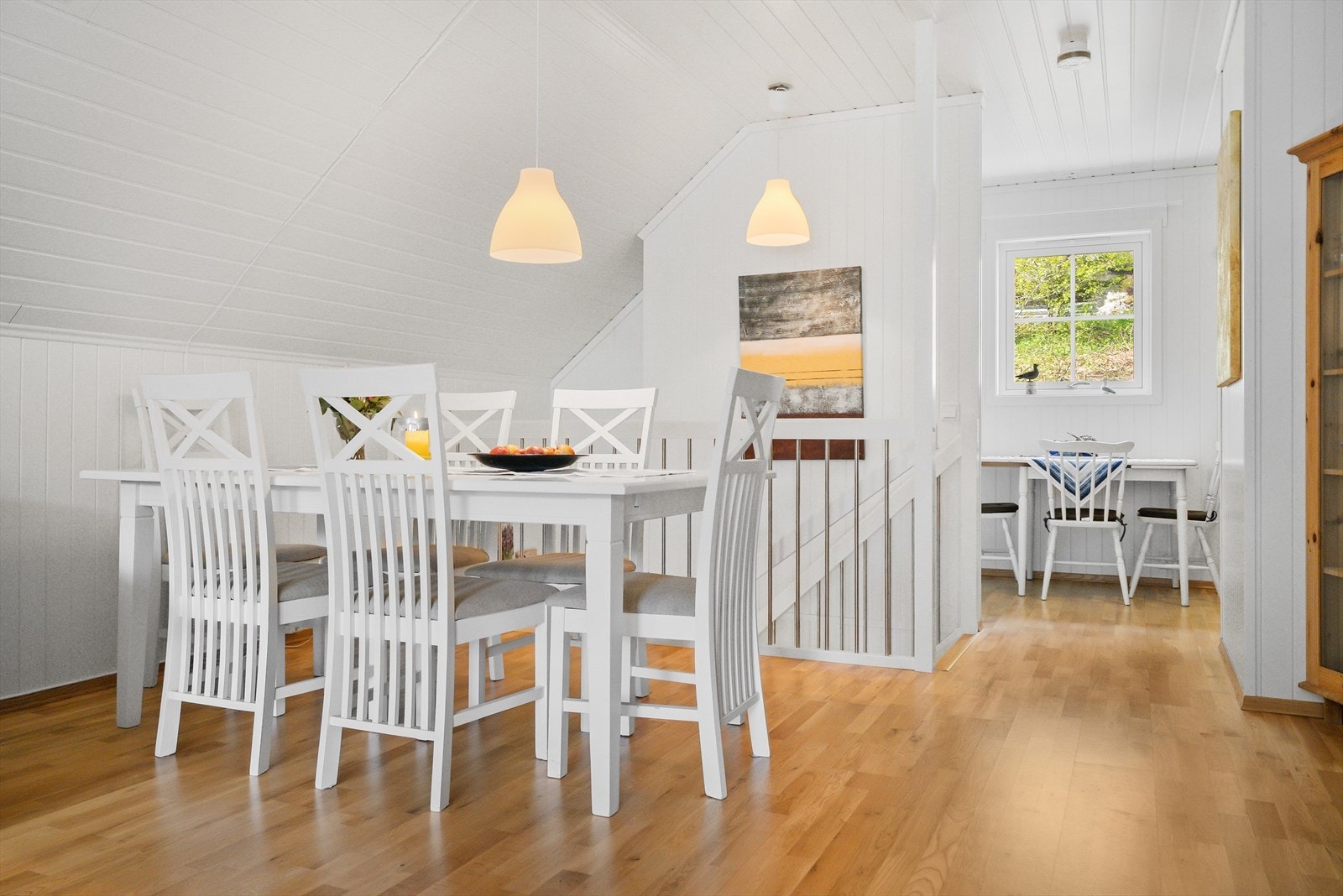 Spisestuedelen ligg i tilknyting til både stova og kjøkkenet. Galleribilde