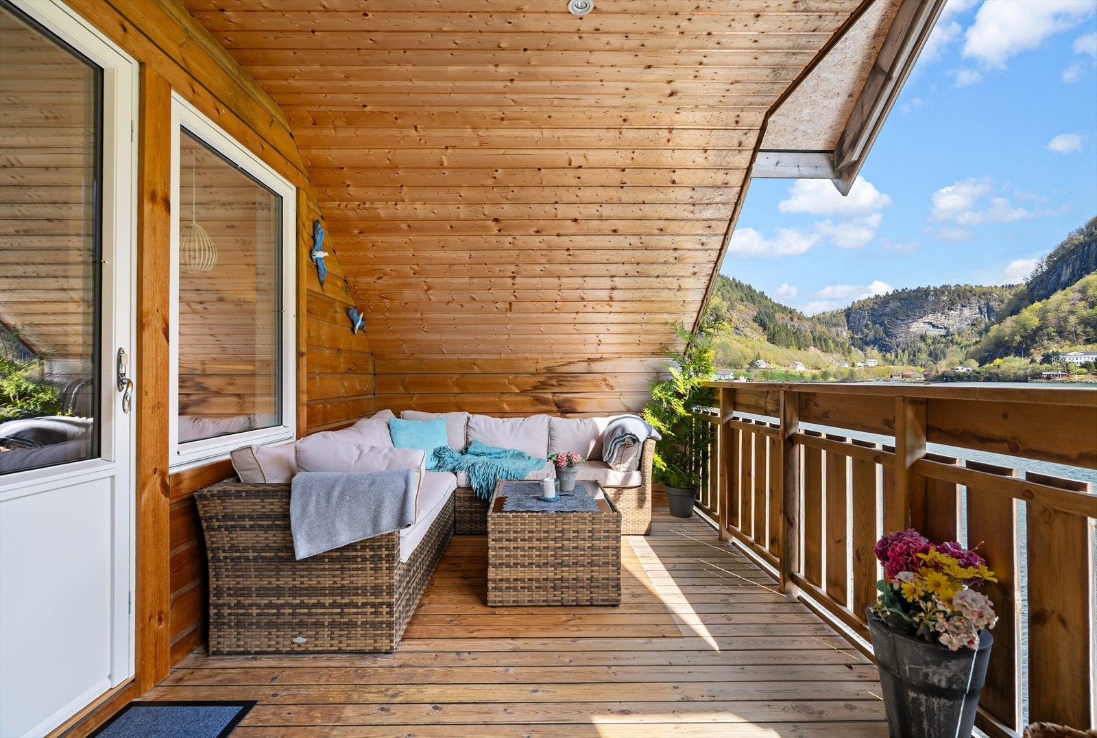 Balkongen har dekke av terrassebord og rekkverk i tre. Galleribilde