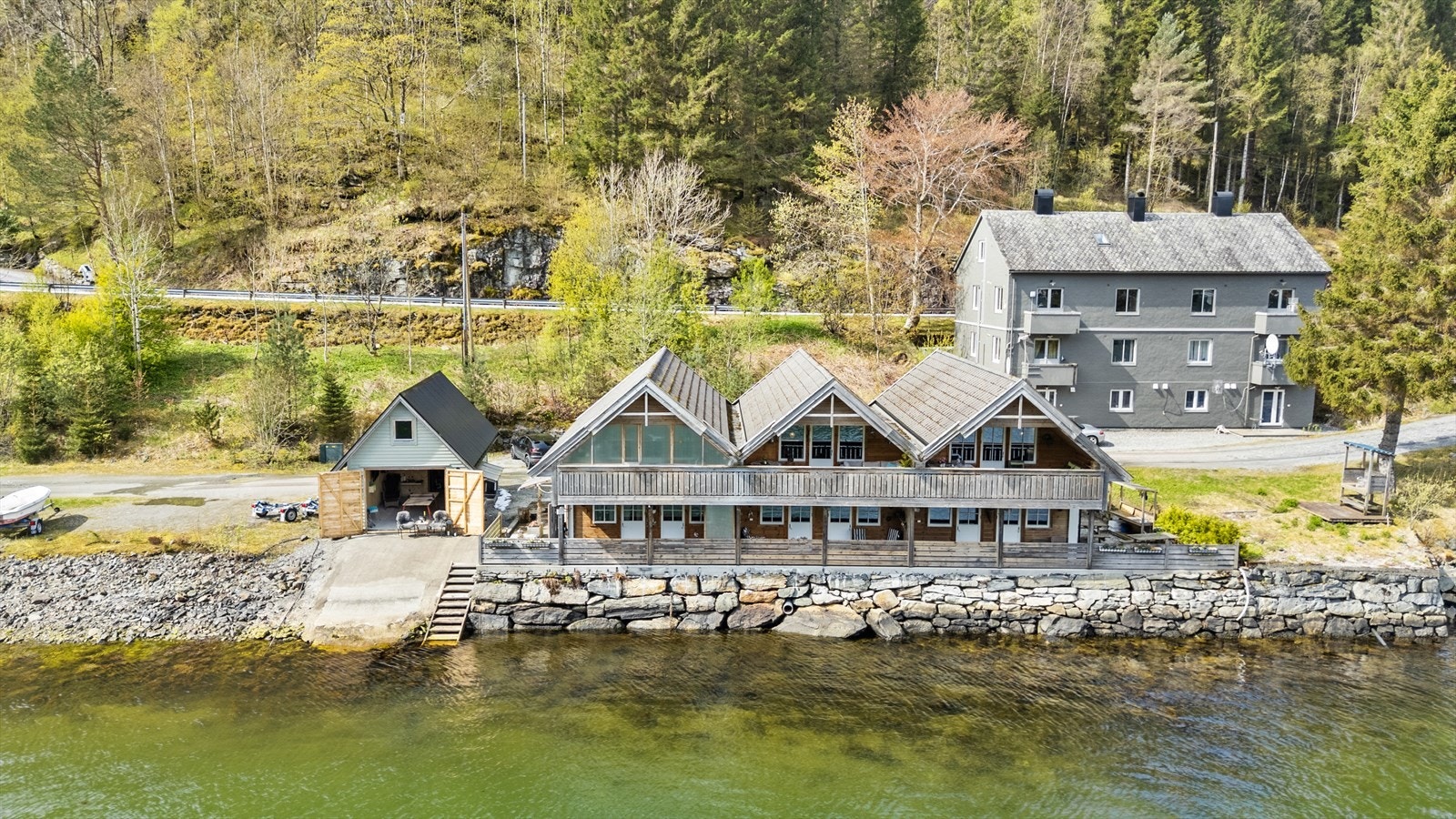 Innhaldsrik fritidseigedom heilt i sjøkanten i Leirvik Galleribilde