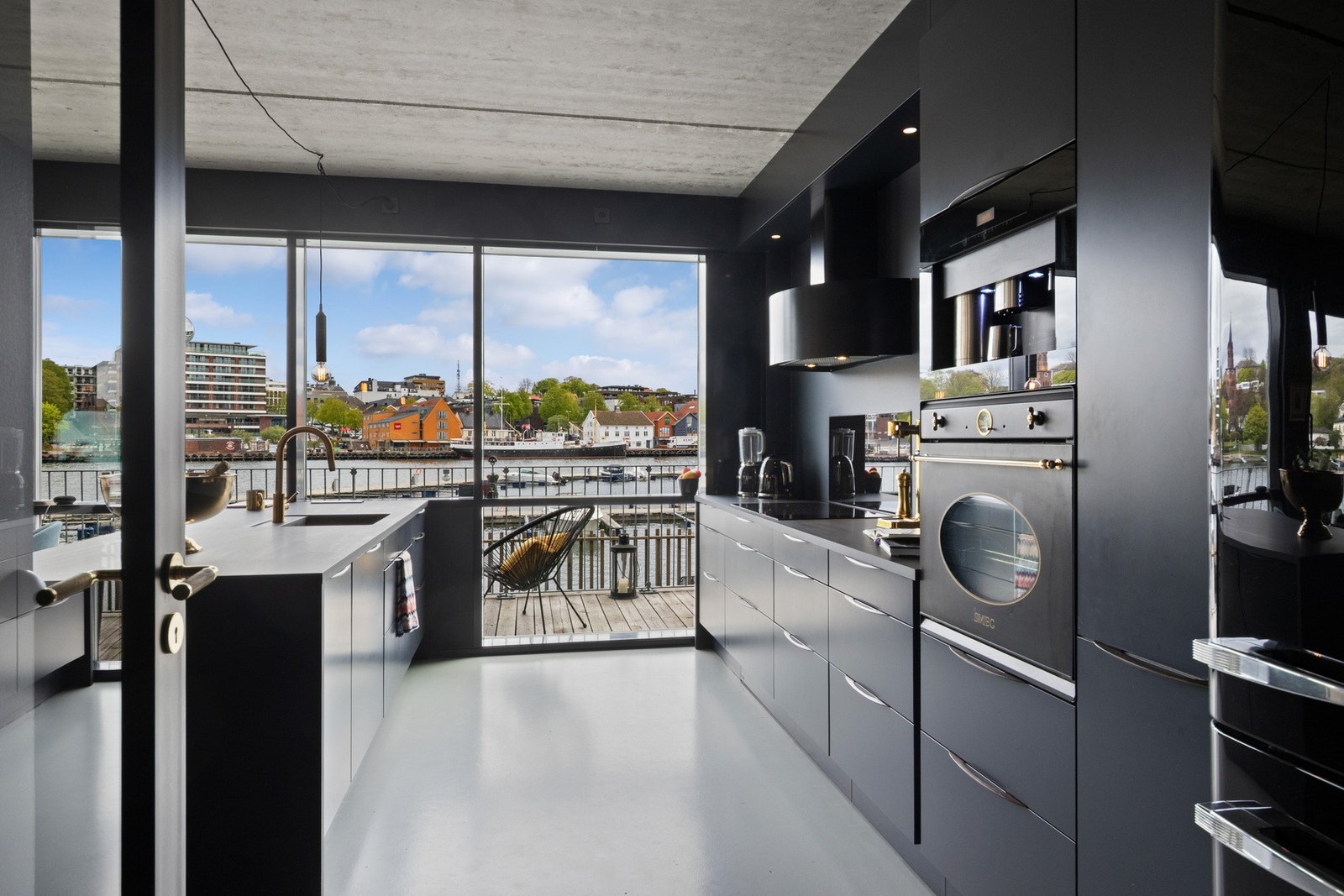 Videre er kjøkkenet utstyrt med integrerte hvitevarer som kaffemaskin, vinskap, oppvaskmaskin, stekeovn og koketopp, samt ventilator, komfyrvakt og god arbeidsbelysning. Galleribilde