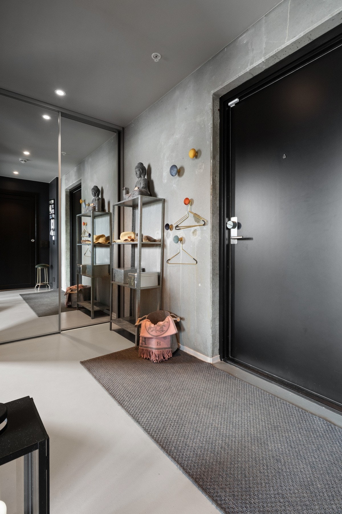 Entreen har en ekstra romslig, plassbygd skyvedørsgarderobe med speilfronter. Galleribilde