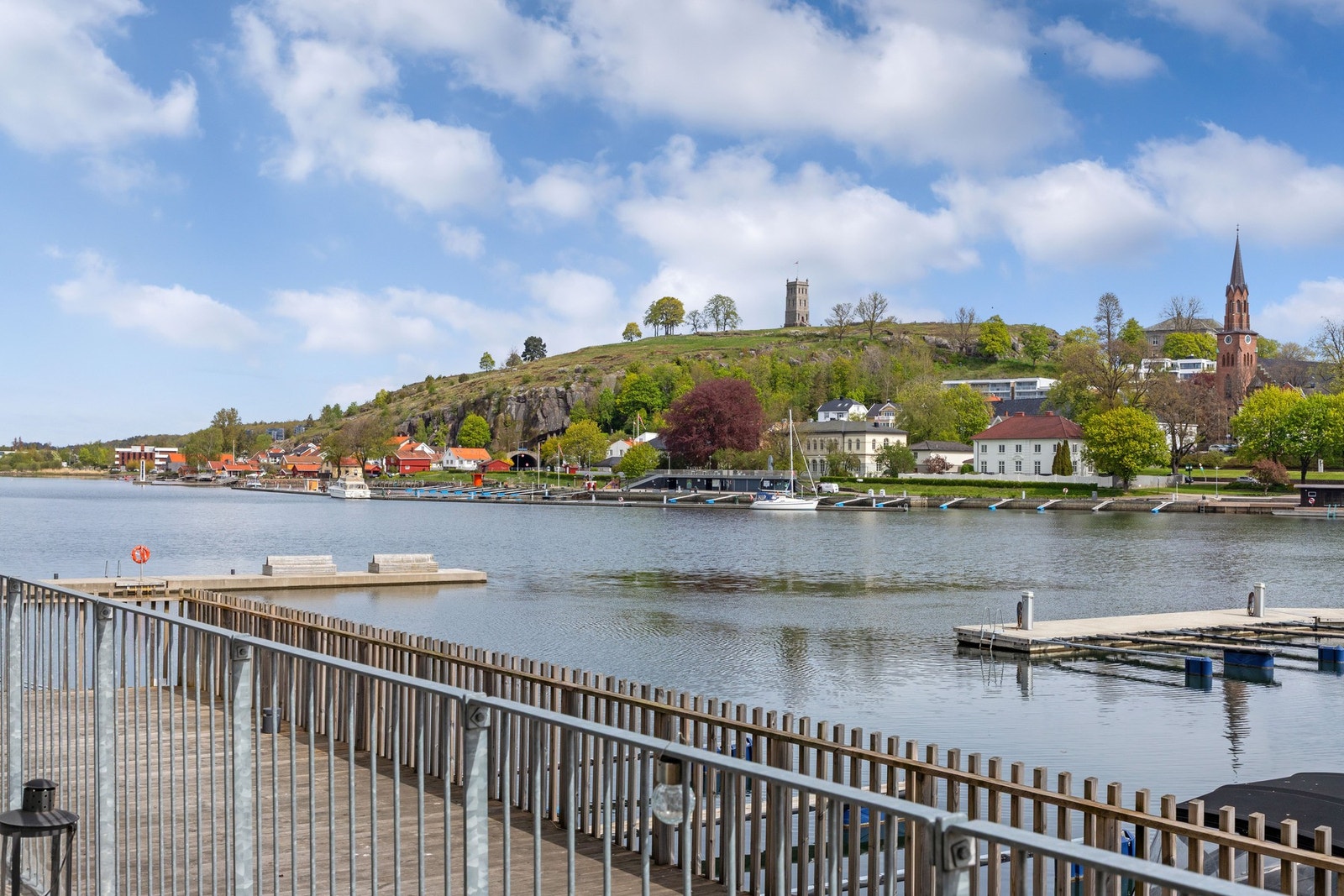 Det er fritt utsyn over Byfjorden, Tønsberg brygge og rett over til Slottsfjellet. Galleribilde