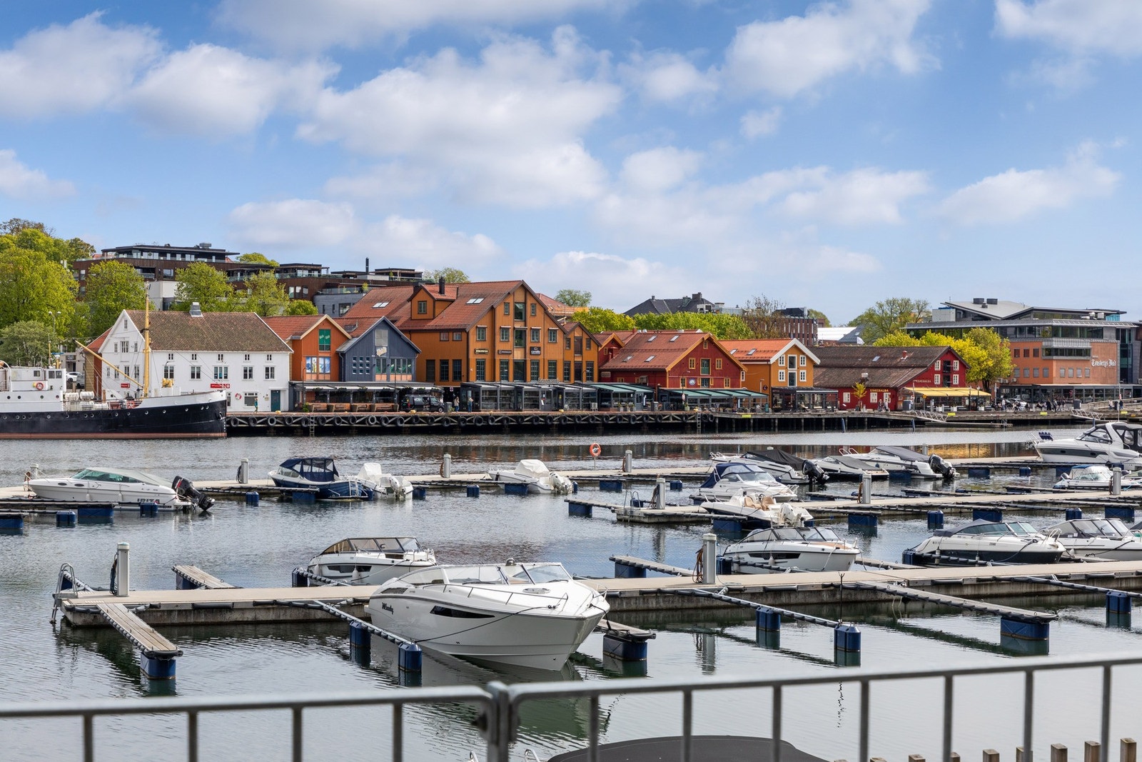 Utsikten over kanalen og over til Tønsberg brygge er helt åpen, fri og spektakulær Galleribilde