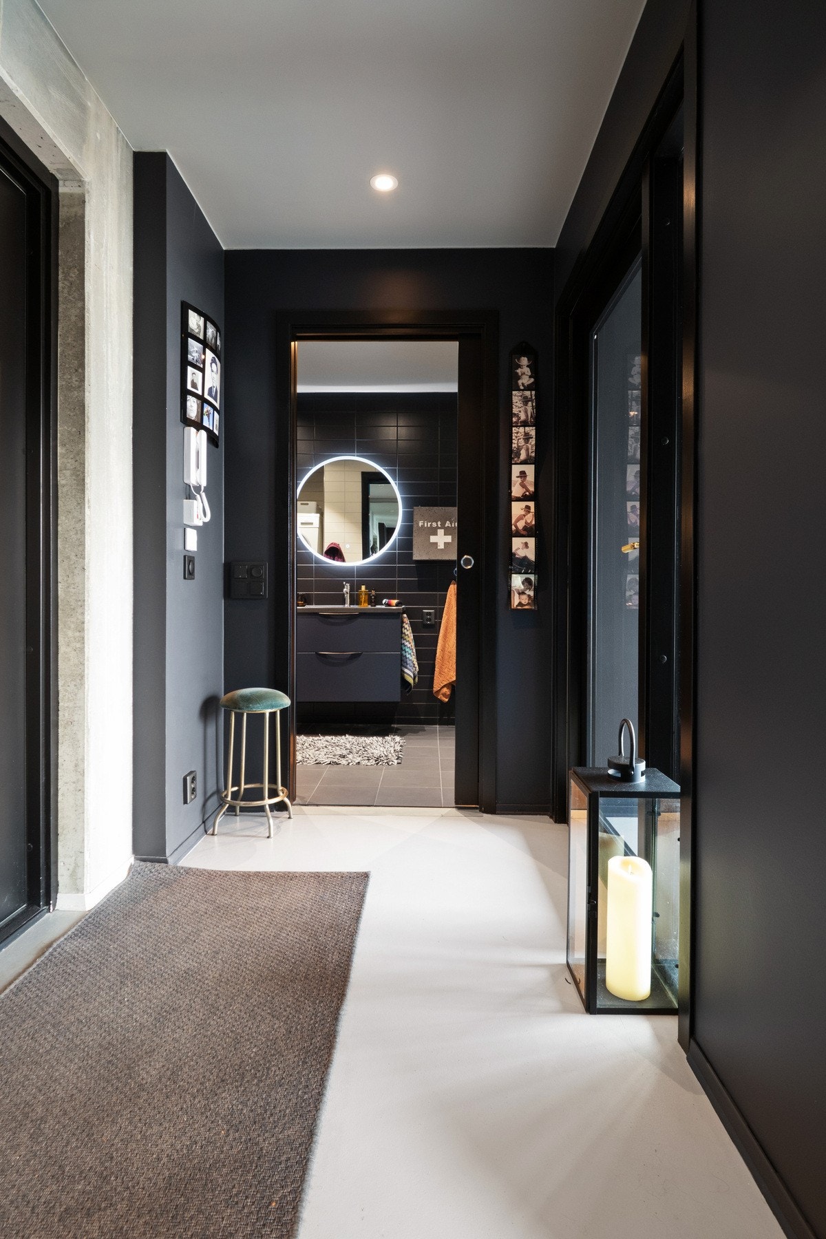 Veggene i rå betong står godt til det epoxymalte, grå betonggulvet, og i en lysegrå himling er det downlights. Galleribilde
