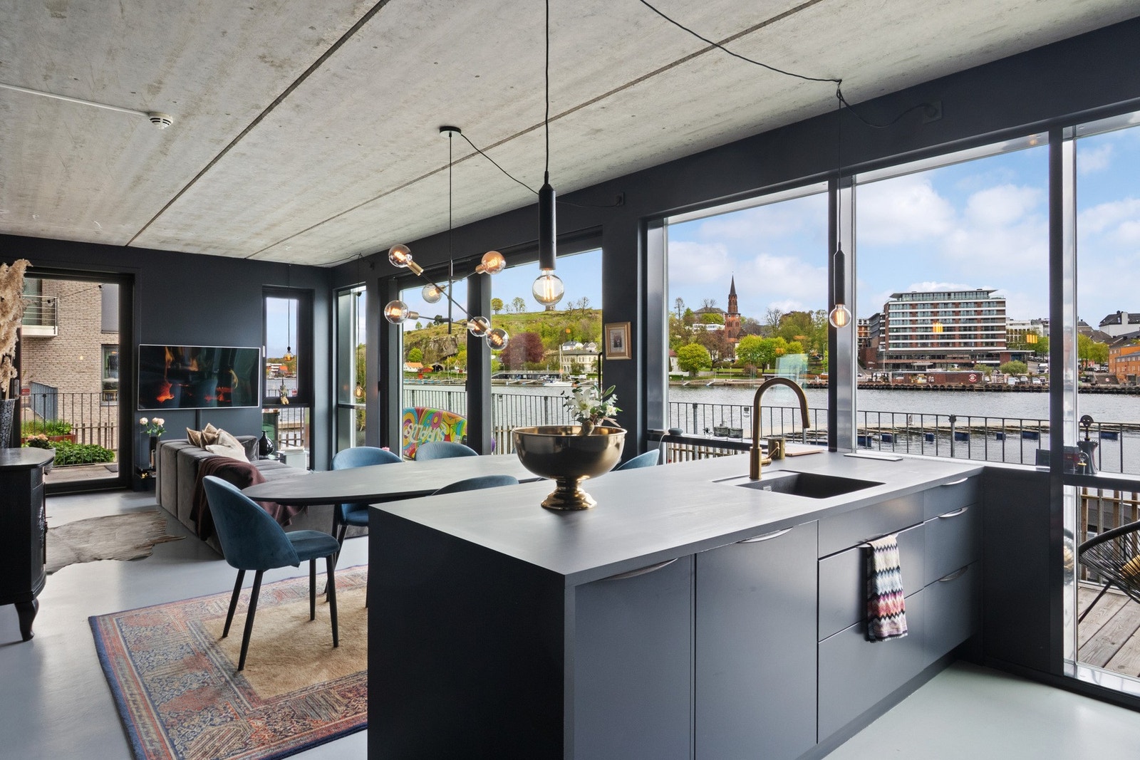 Velkommen til visning i denne skatten av en leilighet! Galleribilde