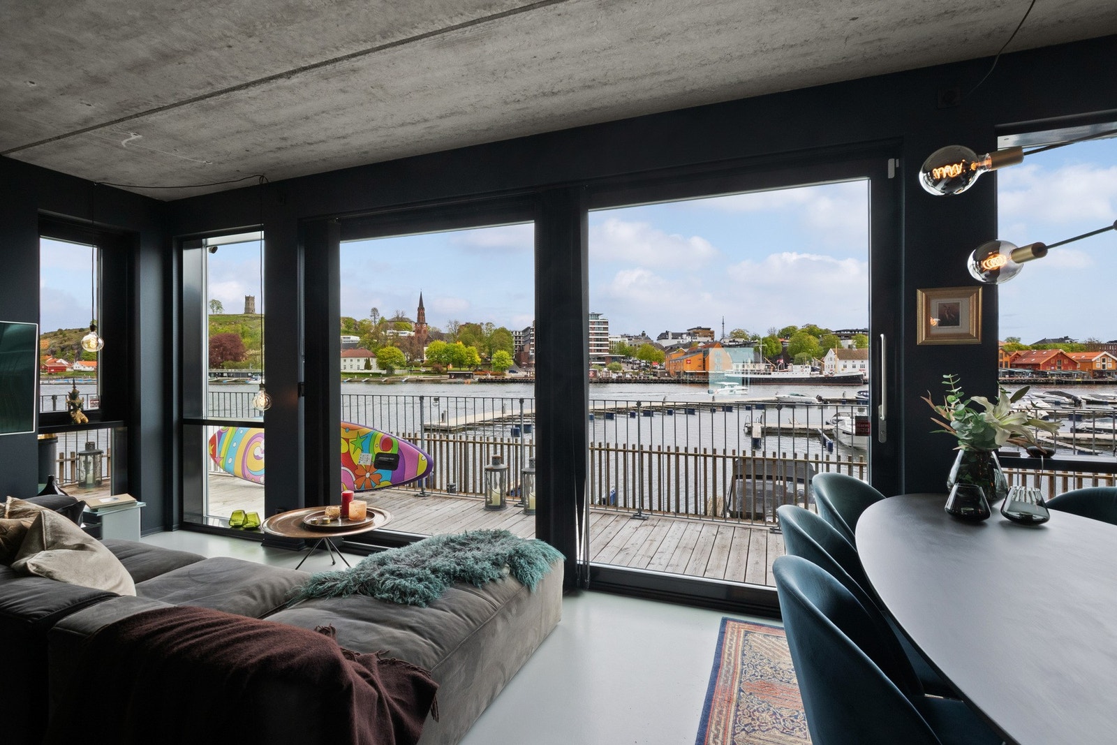 Fra allrommet er det utgang til en fantastisk terrasse på hele 50 kvm som strekker seg langs tre sider av leiligheten. Galleribilde