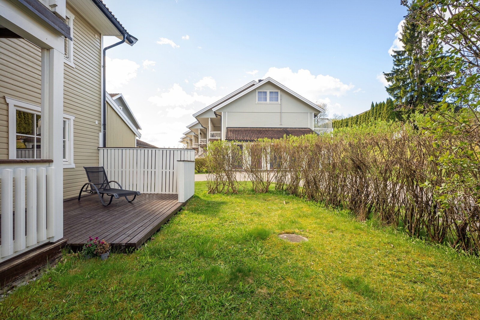 Fra stuen er det utgang til store terrassearealer og hyggelig hageområde som gir fine muligheter for avslapning og sosiale sammenkomster. Galleribilde