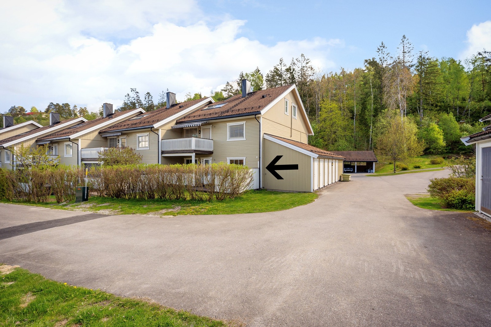 Velkommen til Dalstunet 4A - en lys og innbydende 3-roms endeleilighet med praktisk planløsning og attraktiv beliggenhet på populære Langhus. Foto: Mats Holst Galleribilde