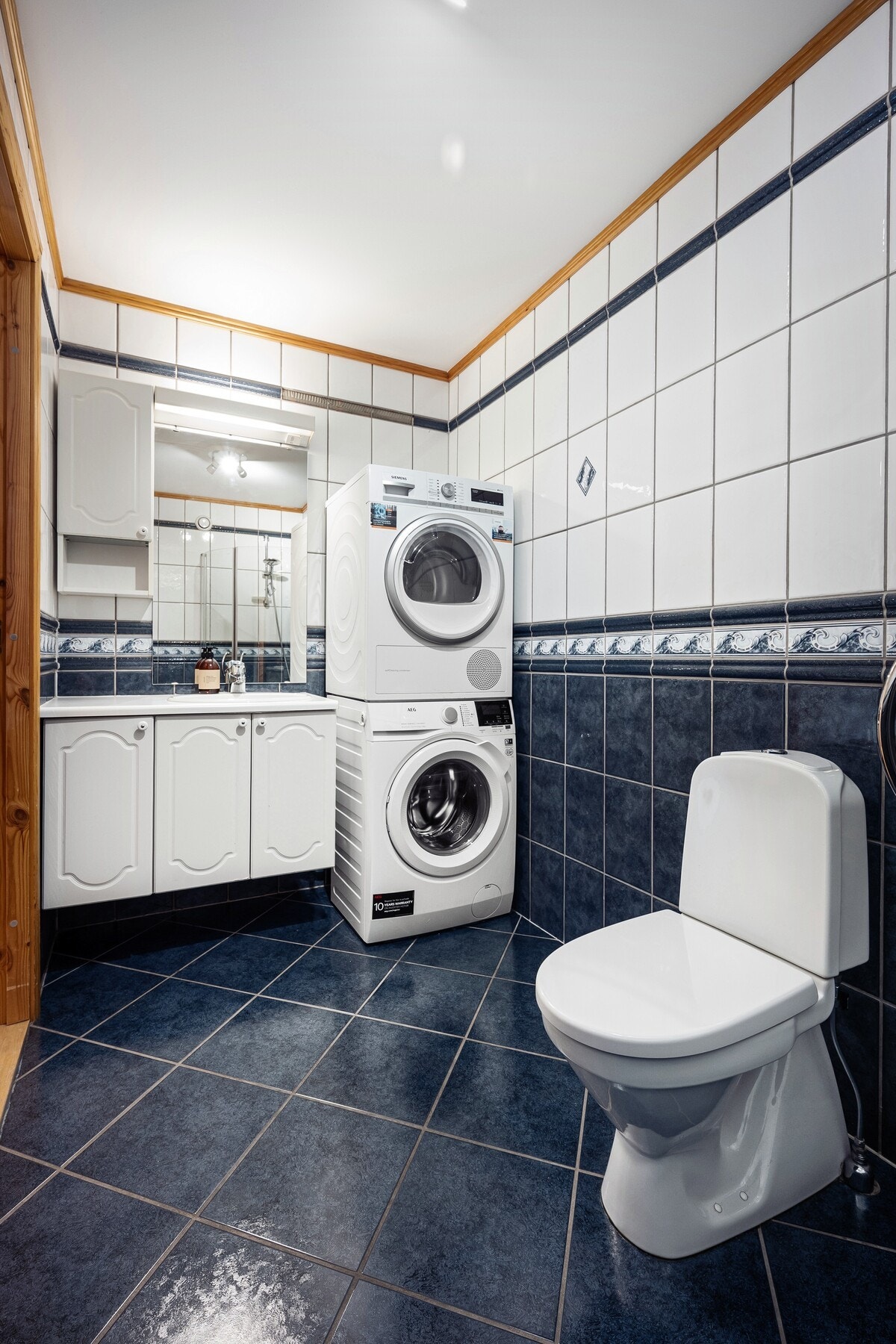Badet har lyse flater og en funksjonell planløsning med plass til både vaskemaskin og tørketrommel. Galleribilde