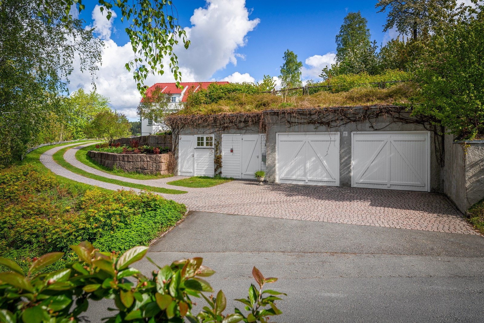 Brosteinsallé fra garasjen til inngangspartiet. Galleribilde
