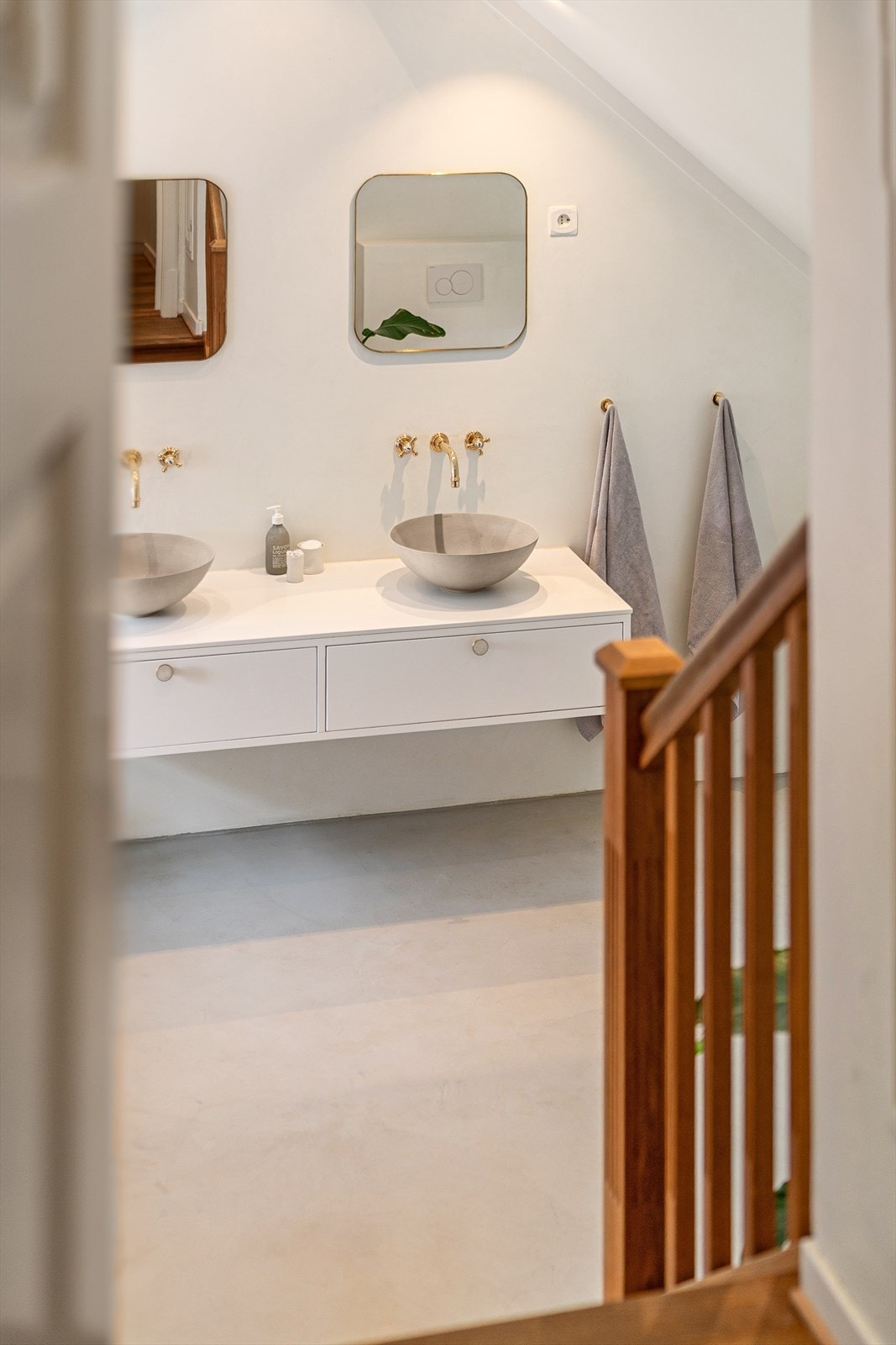 Halvetasje ned til hovedbadet i 2. etasje. Galleribilde