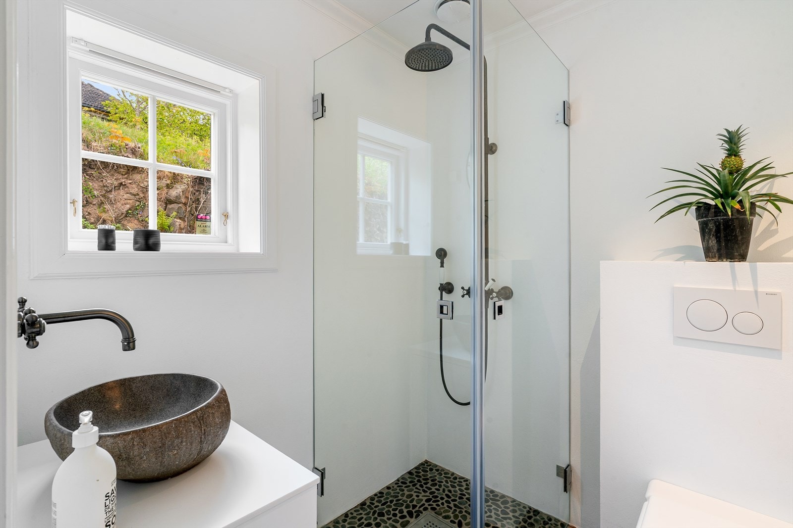 Bad i 1. etasje med microsement over fliser i 2021. Galleribilde