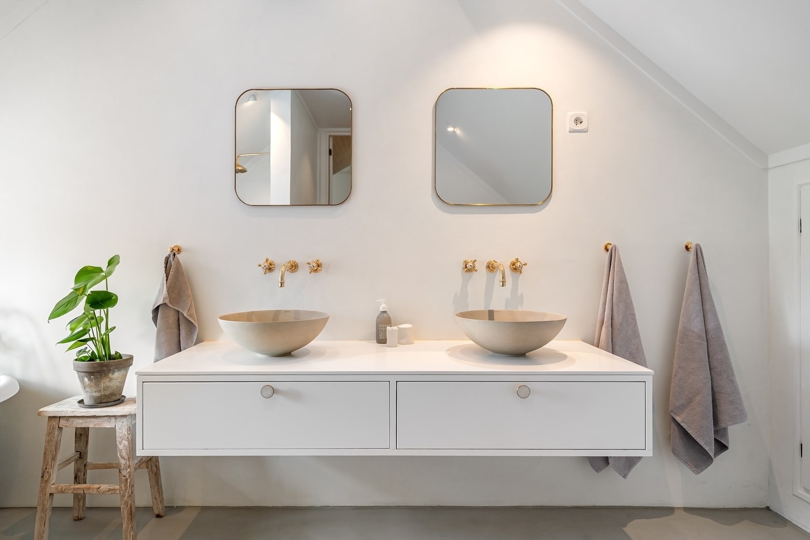 Badet i 2. etasje ble modernisert med microsement i 2021. Galleribilde
