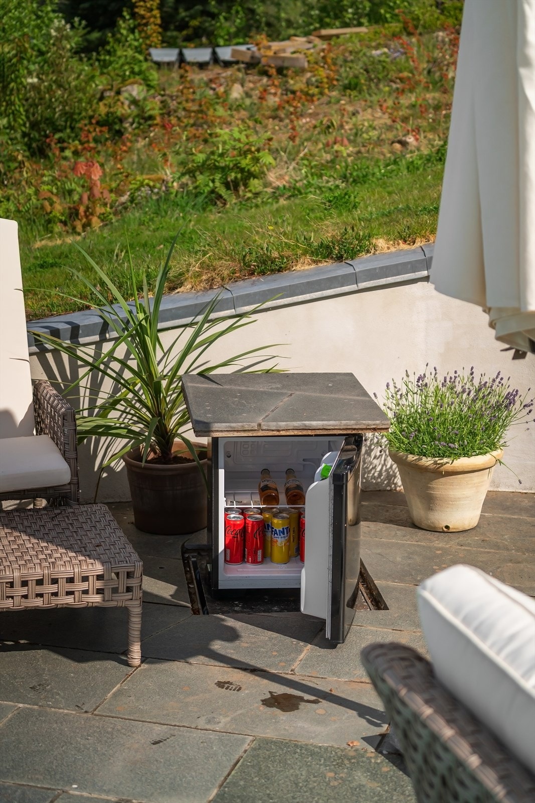 Appstyrt hev/senk minibar. Galleribilde