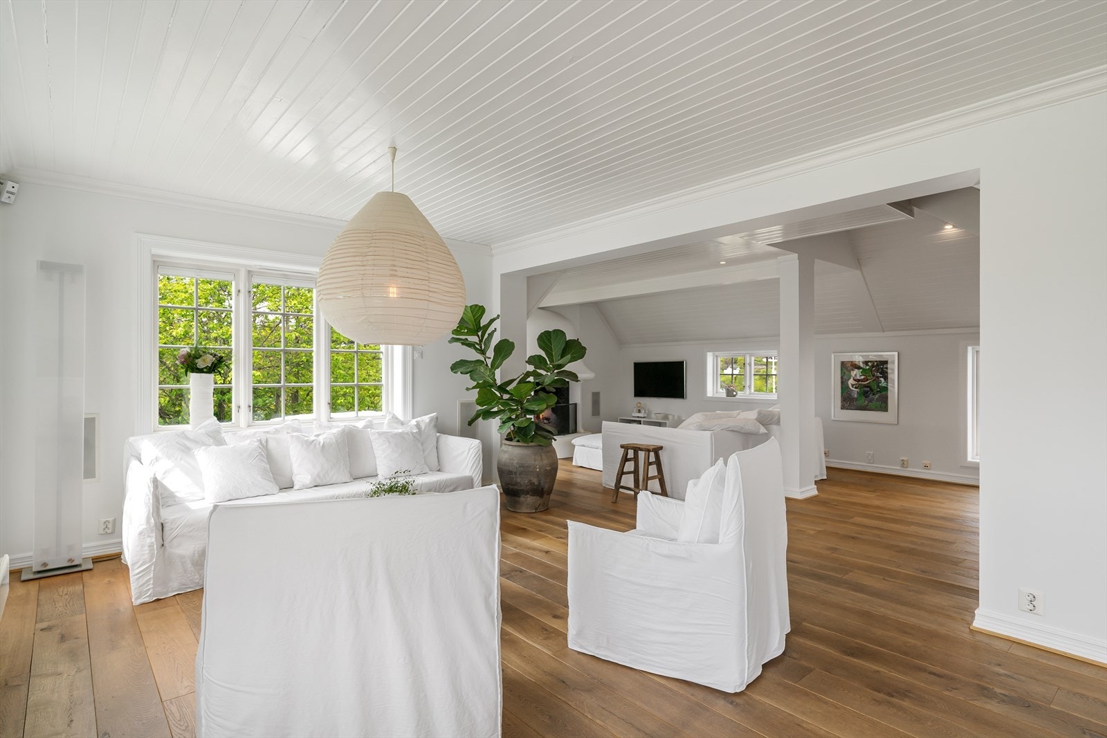 Store vindusflater og mye naturlig lys. Galleribilde