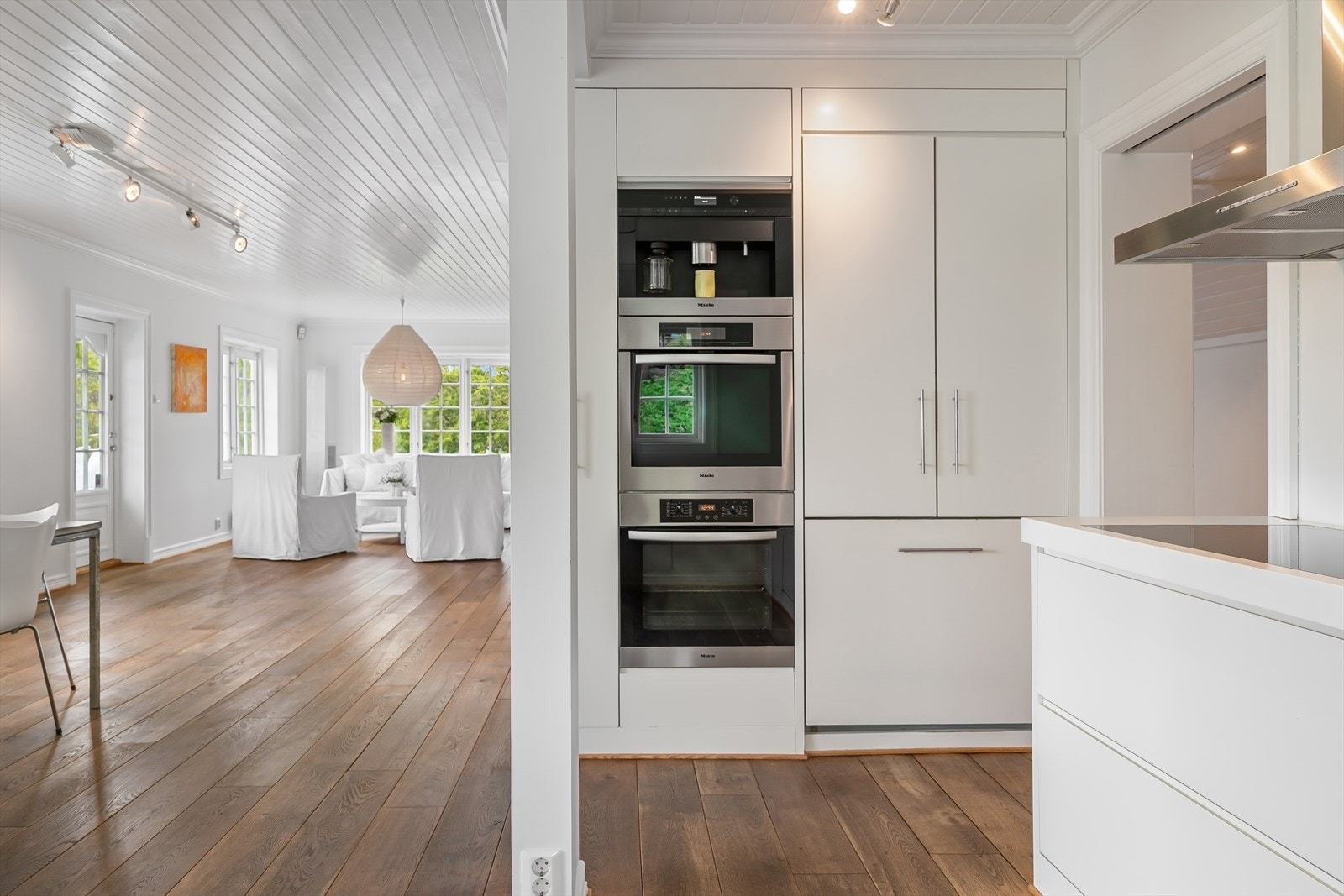 Integrerte Miele-hvitevarer, herunder to stekeovner (hvorav én med dampfunksjon), kaffemaskin, oppvaskmaskin, induksjonstopp på 92 cm samt et tofløyet Gaggenau kjøleskap med frysedel under. Galleribilde