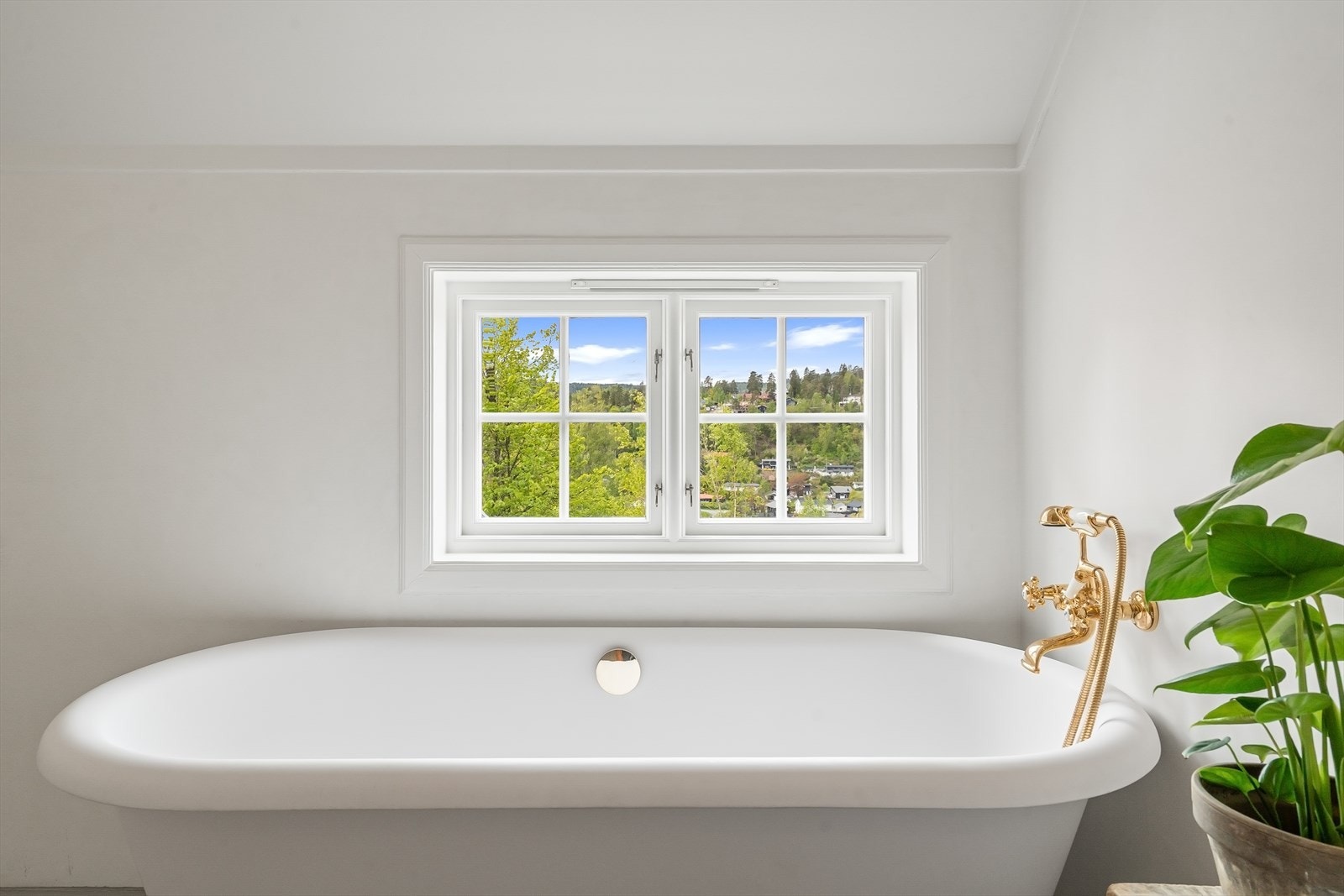 Frittstående badekar og flott utsikt. Galleribilde