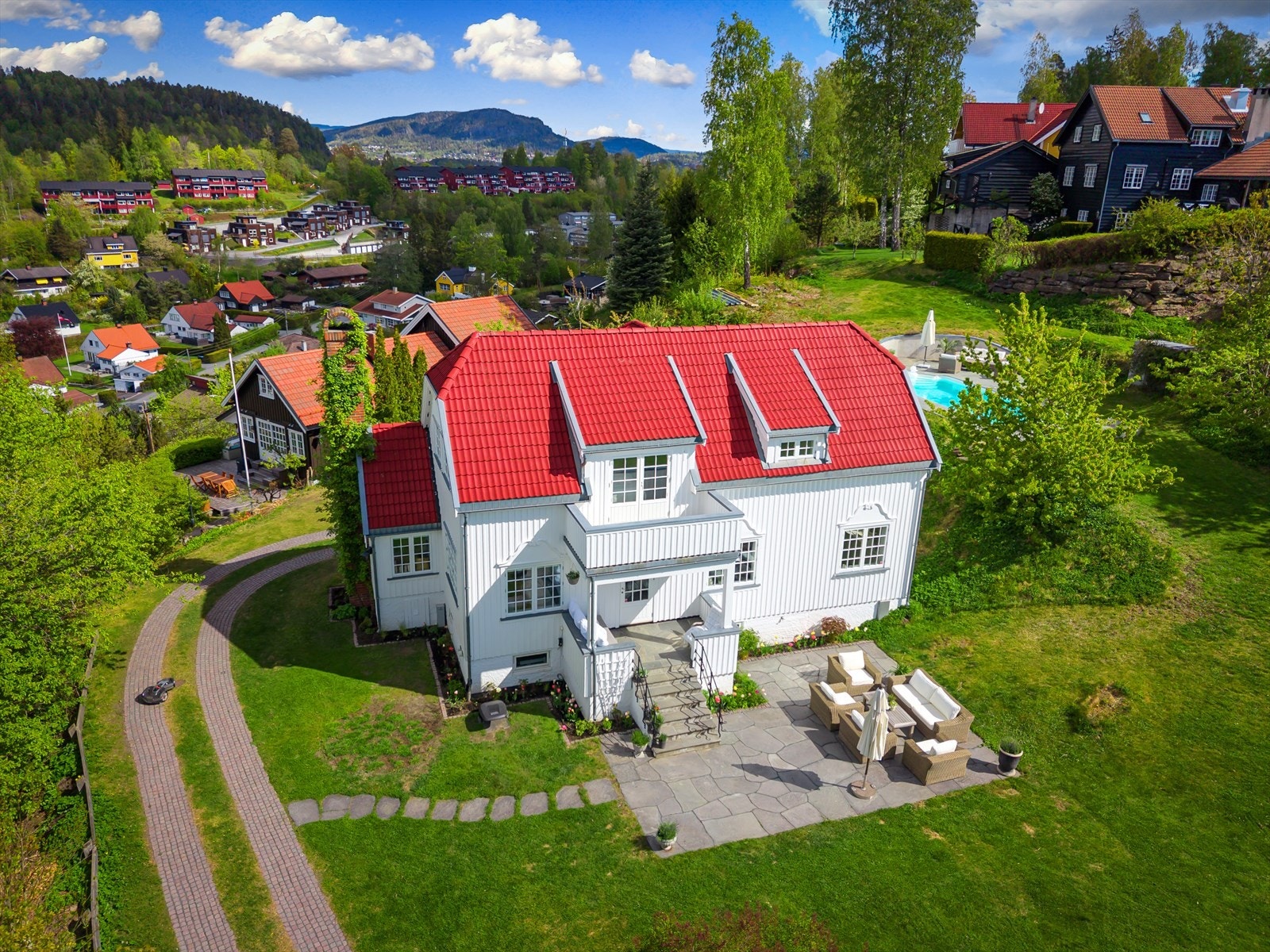 Rolig og trivelig boligområde med umiddelbar nærhet til naturskjønne omgivelser. Galleribilde