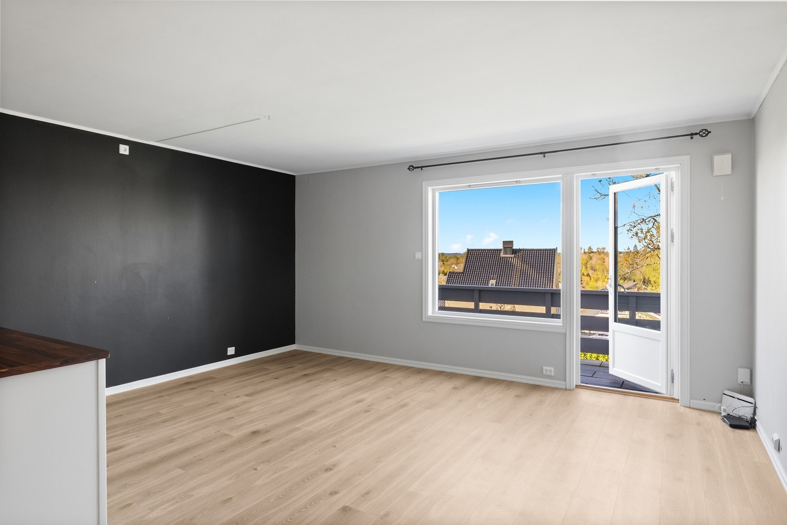 Fra stuen er det utgang til balkong Galleribilde