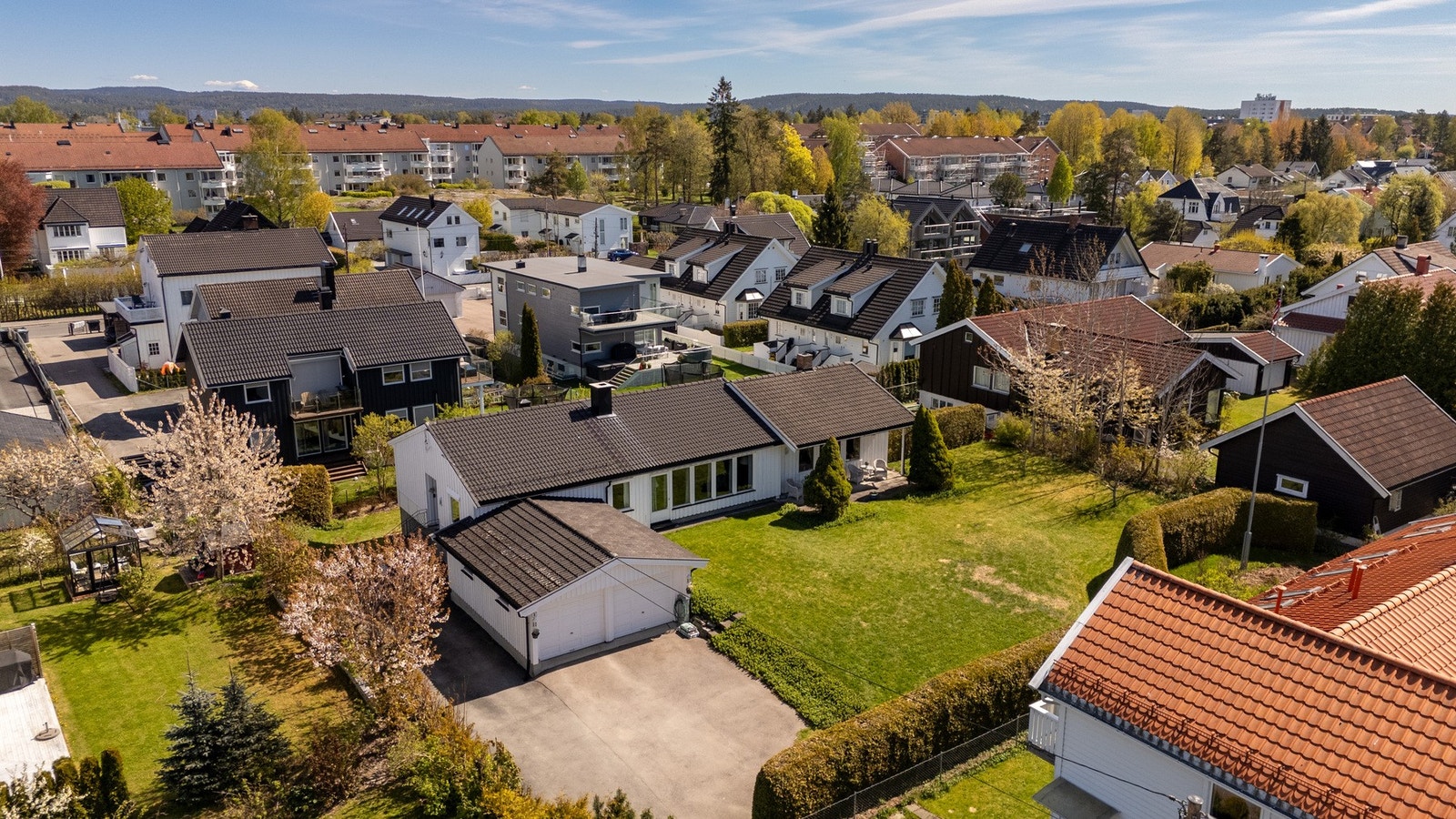 Bernt Knudsens vei 8 presenteres av Mekleriet ved Carl Fredrik Sønsteby. Galleribilde