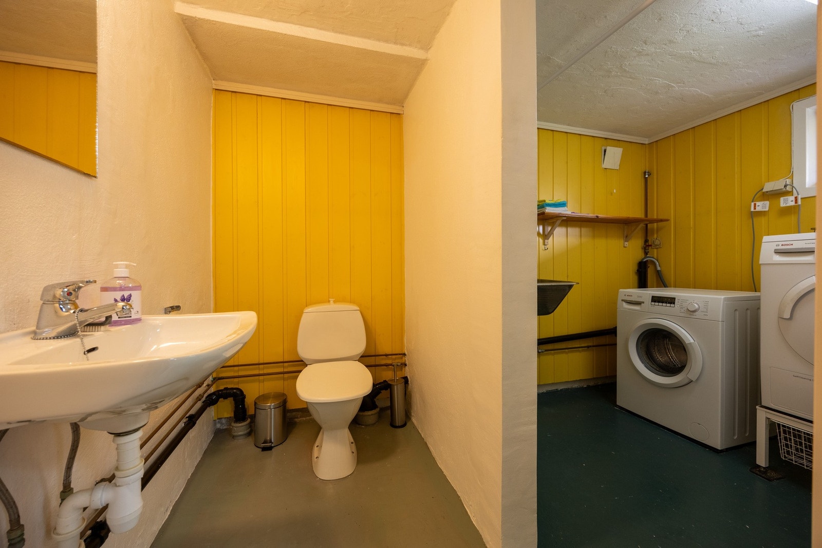 Praktisk vaskerom i underetasjen. Galleribilde