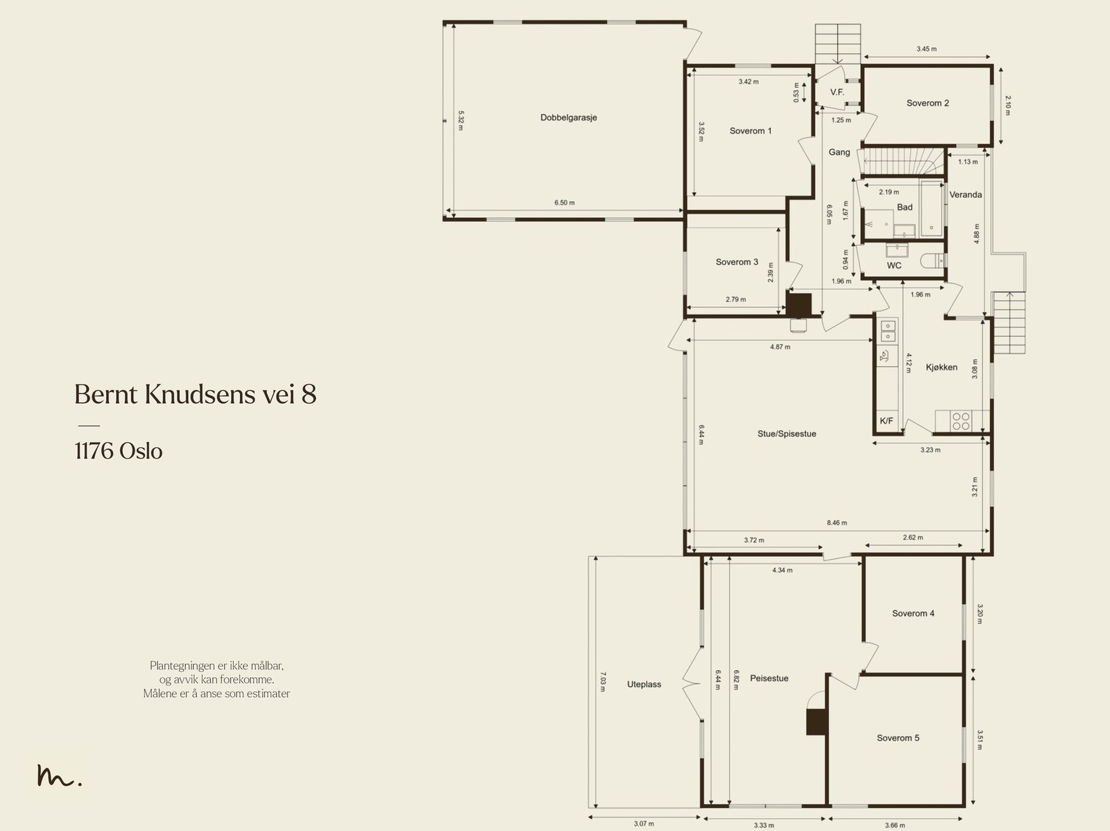 1. etasje består av vindfang, gang, bad, toalettrom, kjøkken, stue/spisestue, peisestue og fem soverom. Galleribilde