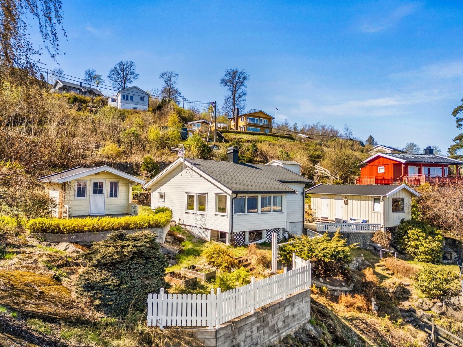 Hytten ligger fint til på Storsand, et lite og koselig sted langs Oslofjorden i Asker kommune. Galleribilde