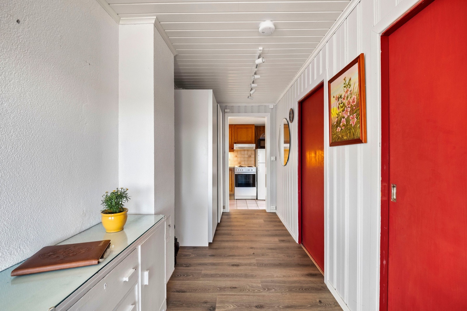 Garderobeskap med plass til oppbevaring av yttertøy og sko. Galleribilde
