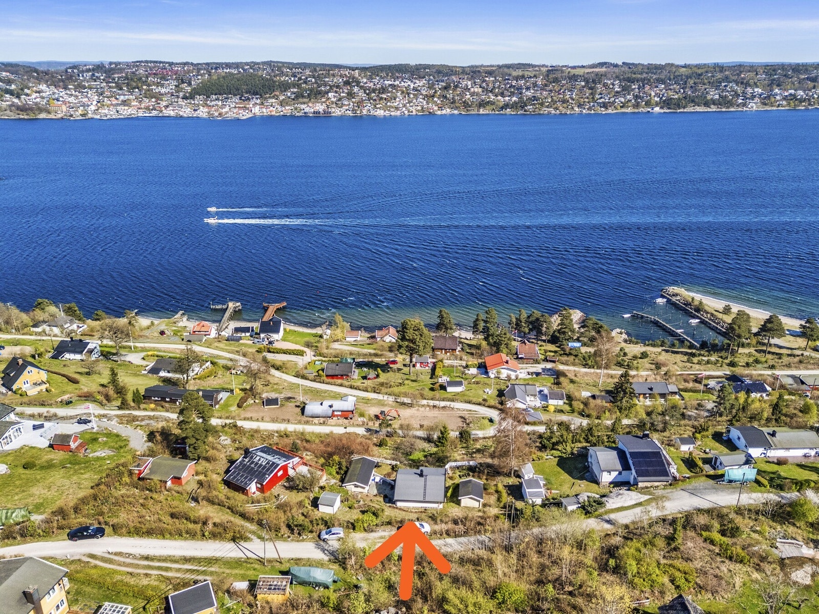Hytten ligger med nærhet til fjorden, samt kun en kort kjøretur unna Sætre sentrum med diverse butikker. Galleribilde