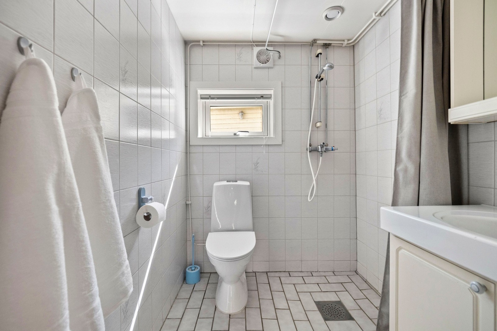 Badet har flislagt gulv med varme. Galleribilde
