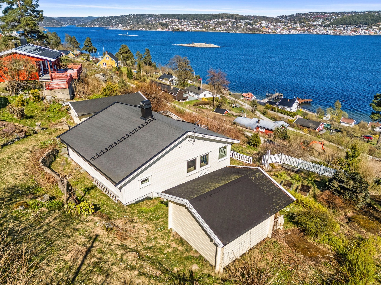 Dette er en idyllisk beliggende fritidseiendom med panoramautsikt utover Oslofjorden! Galleribilde