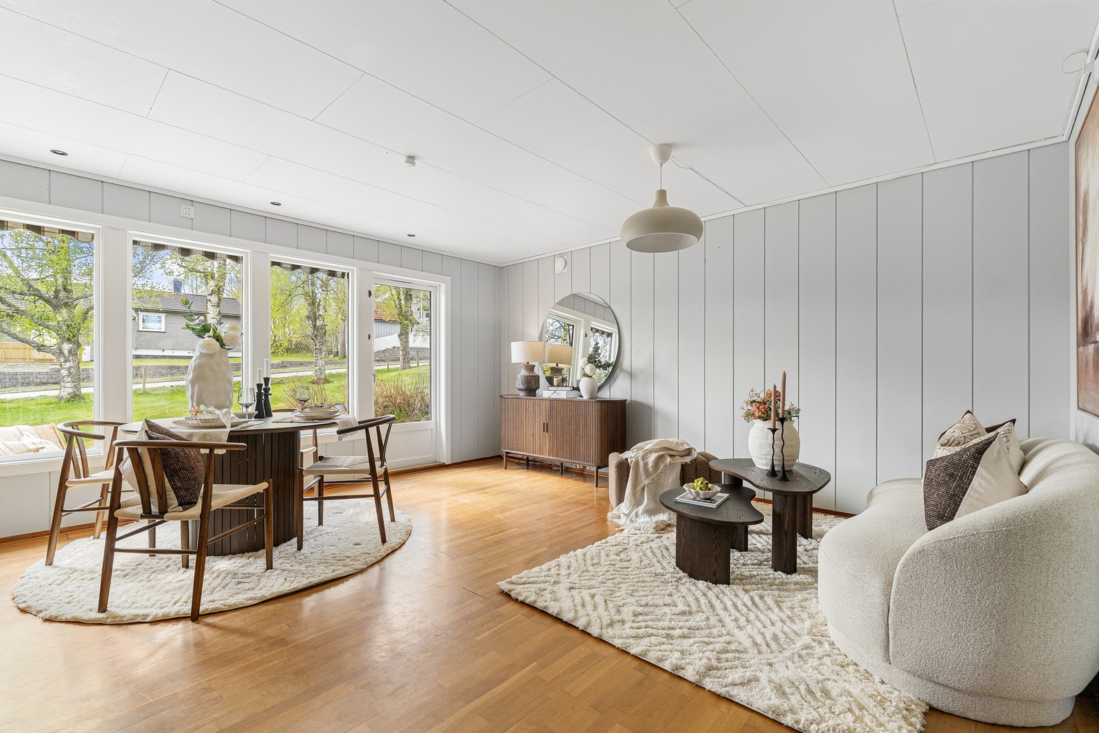 De store vindusflatene slipper inn rikelig med naturlig lys. Galleribilde