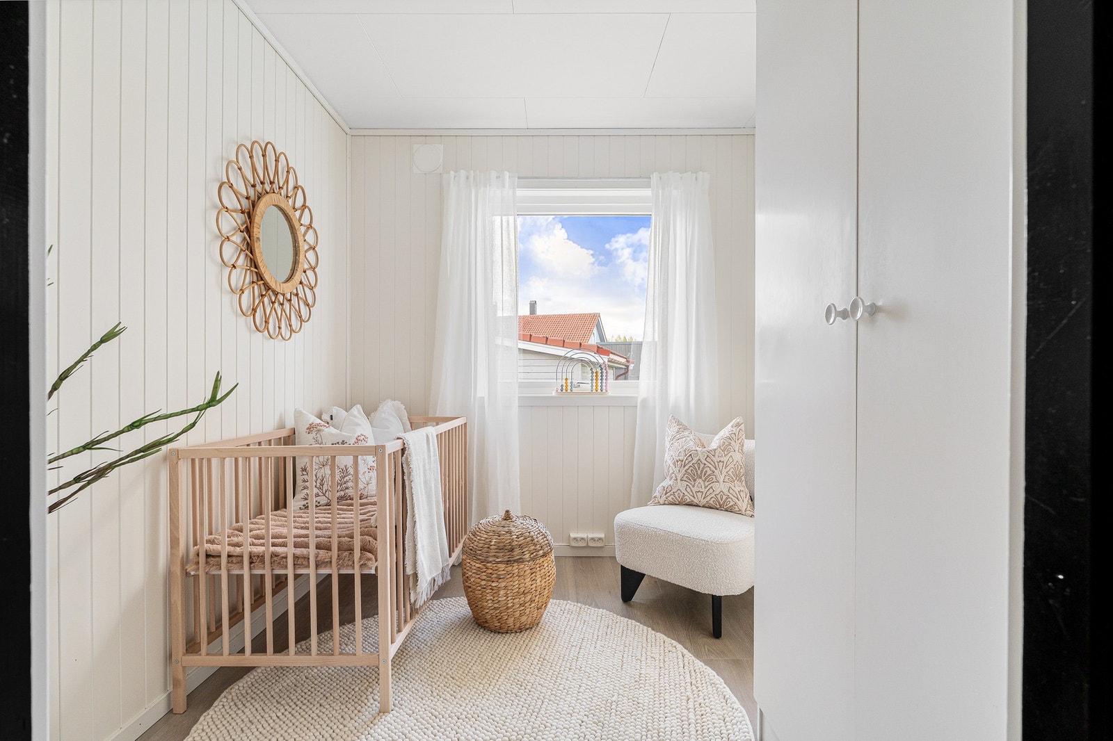 Soverom tre på 6 m² passer perfekt som barnerom, gjesterom eller kontor. Galleribilde