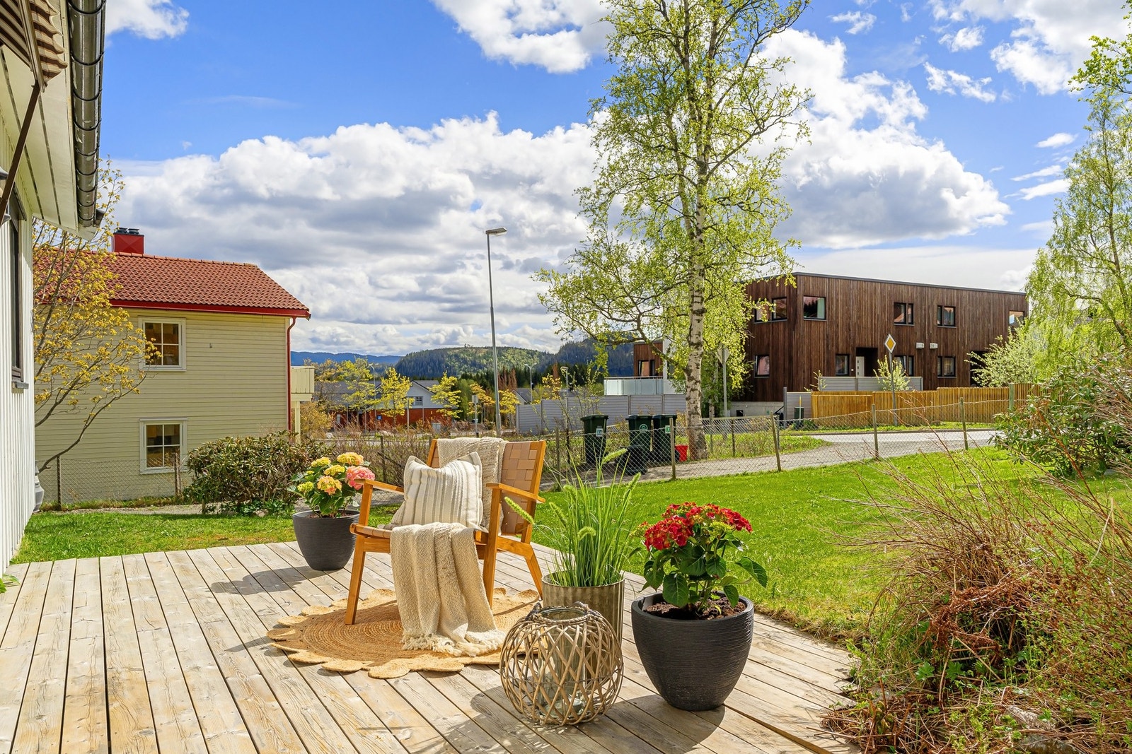 Flott sørvestvendt terrasse med ypperlige solforhold. Galleribilde