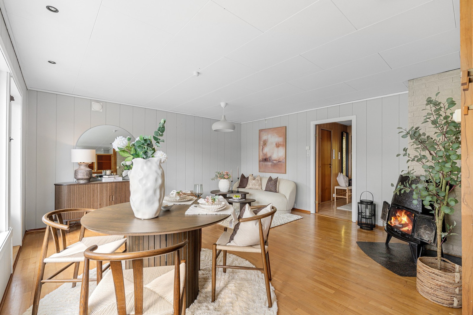 Romslig oppholdsrom på 31,5 m² med god plass til ulike møbleringssoner. Galleribilde