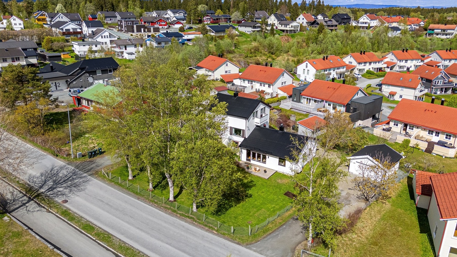 Lys og flott vertikaldelt halvpart av tomannsbolig med attraktiv beliggenhet på Tiller. Galleribilde