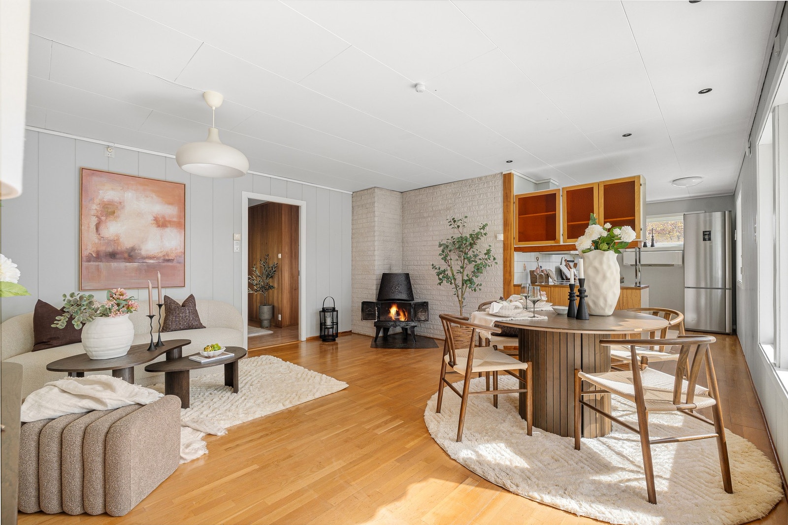 Rikelig med plass til spiseplass, perfekt for sosiale sammenkomster med venner og familie. Galleribilde