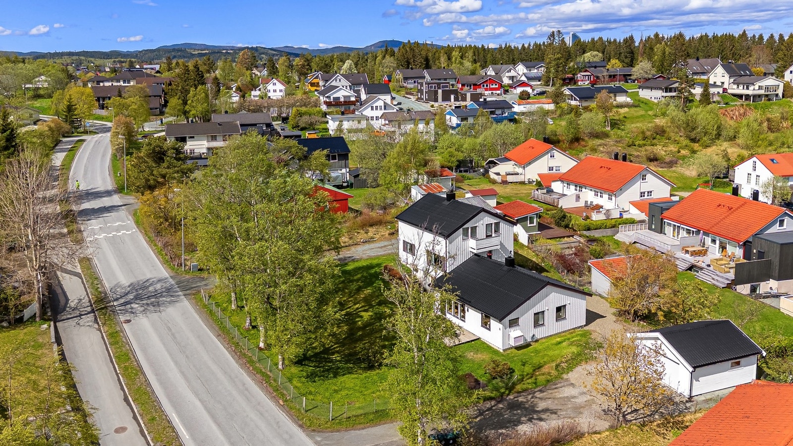 Boligen ligger like ved Tiller-marka med fine turmuligheter både sommer og vinter. Galleribilde