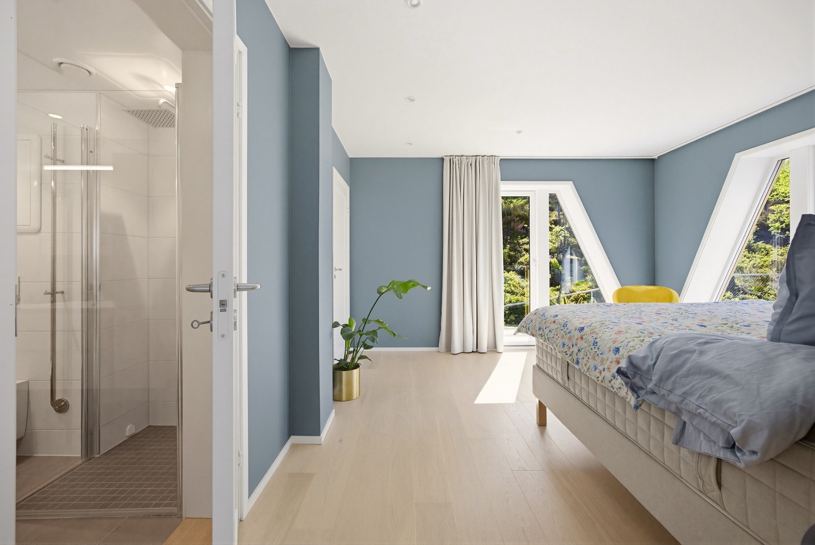Dette gir en praktisk og komfortabel hverdag med gode oppbevaringsmuligheter og en eksklusiv hotellfølelse. Galleribilde