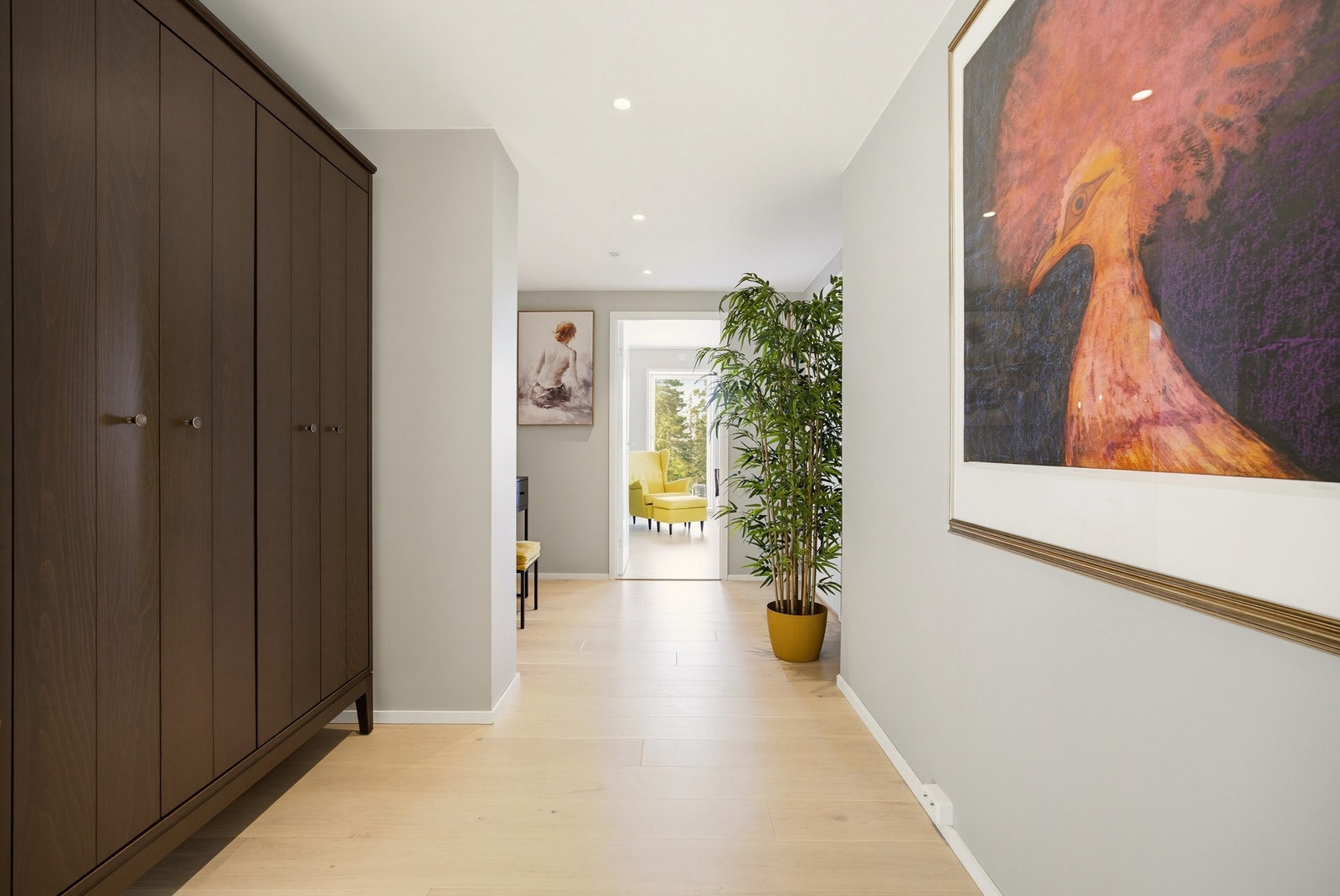 Entréen er stor og lys med enstavsparkett på gulvet og lyse veggflater som gir et fint førsteinntrykk. Galleribilde