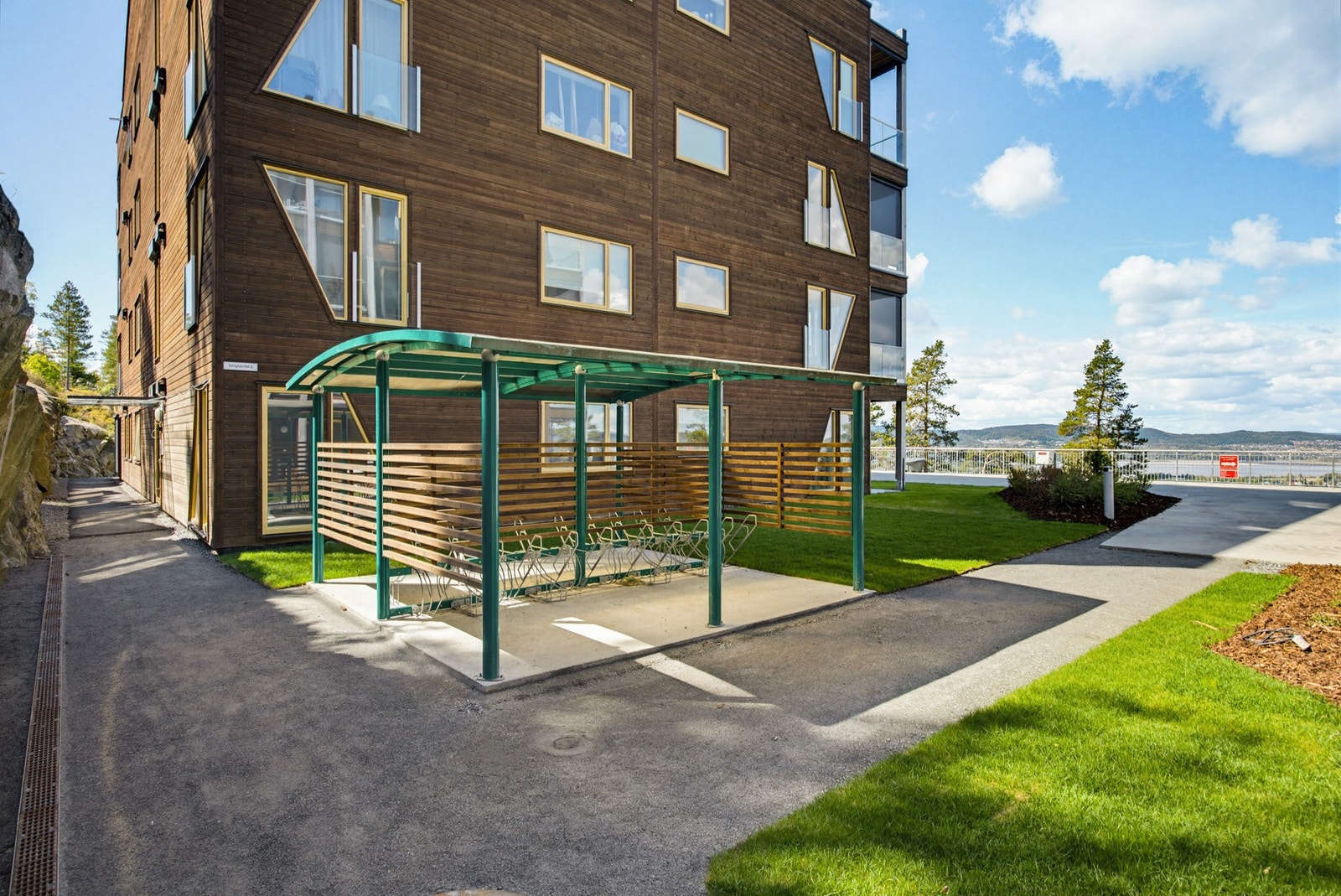 Sykkelparkering ved inngangspartiet. Galleribilde