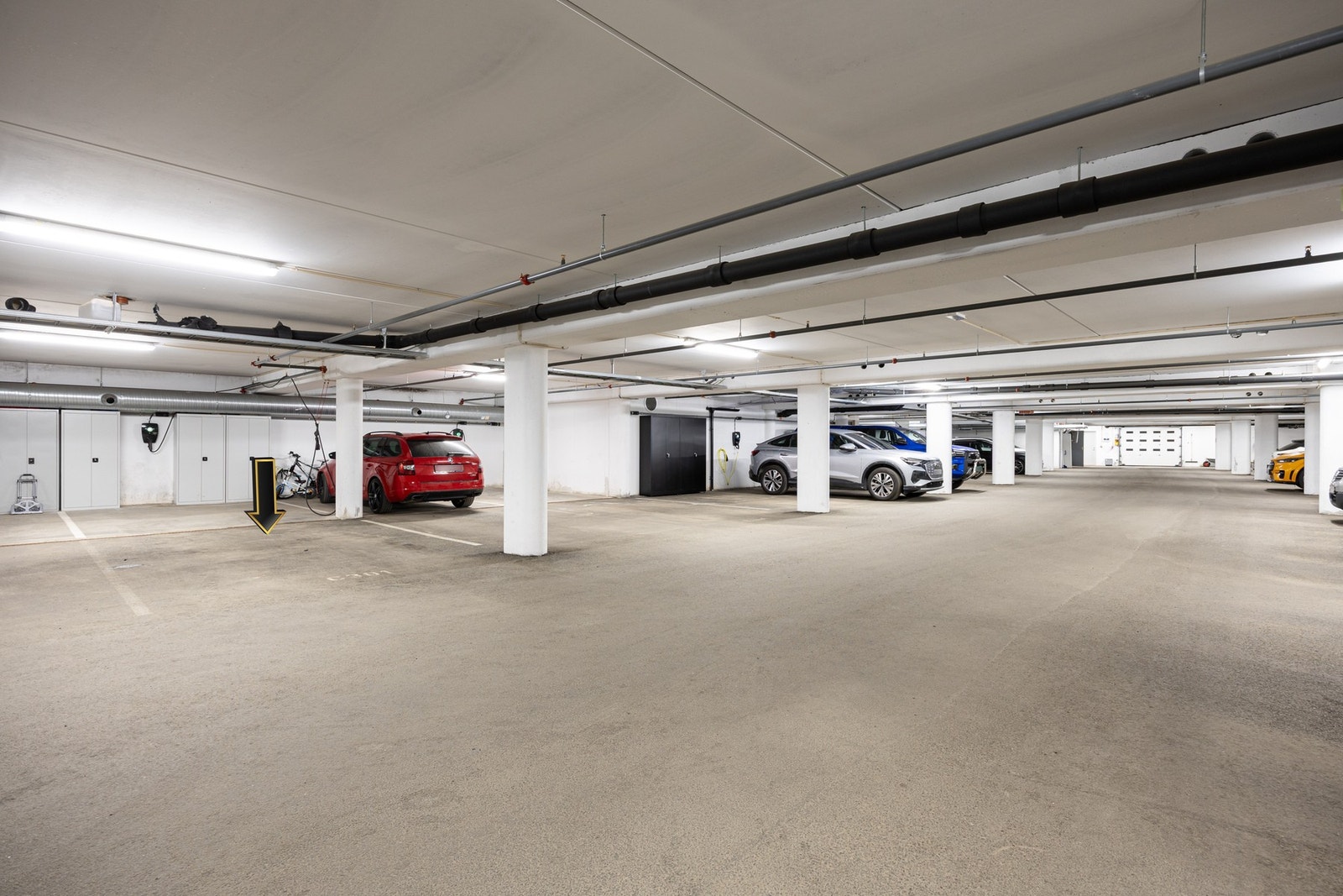 2 garasjeplasser i felles garasjeanlegg, hvorav én har ladeboks for elbil. Galleribilde