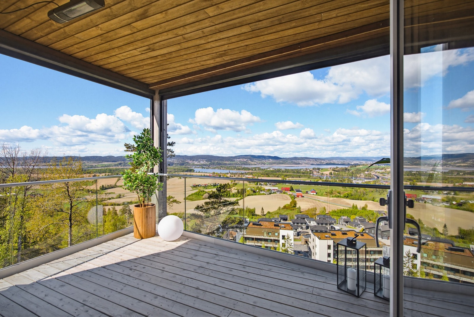 Balkongen har god størrelse og tilbyr flere møbleringsmuligheter for både loungegruppe, spisebord og øvrig utemøblement. Galleribilde