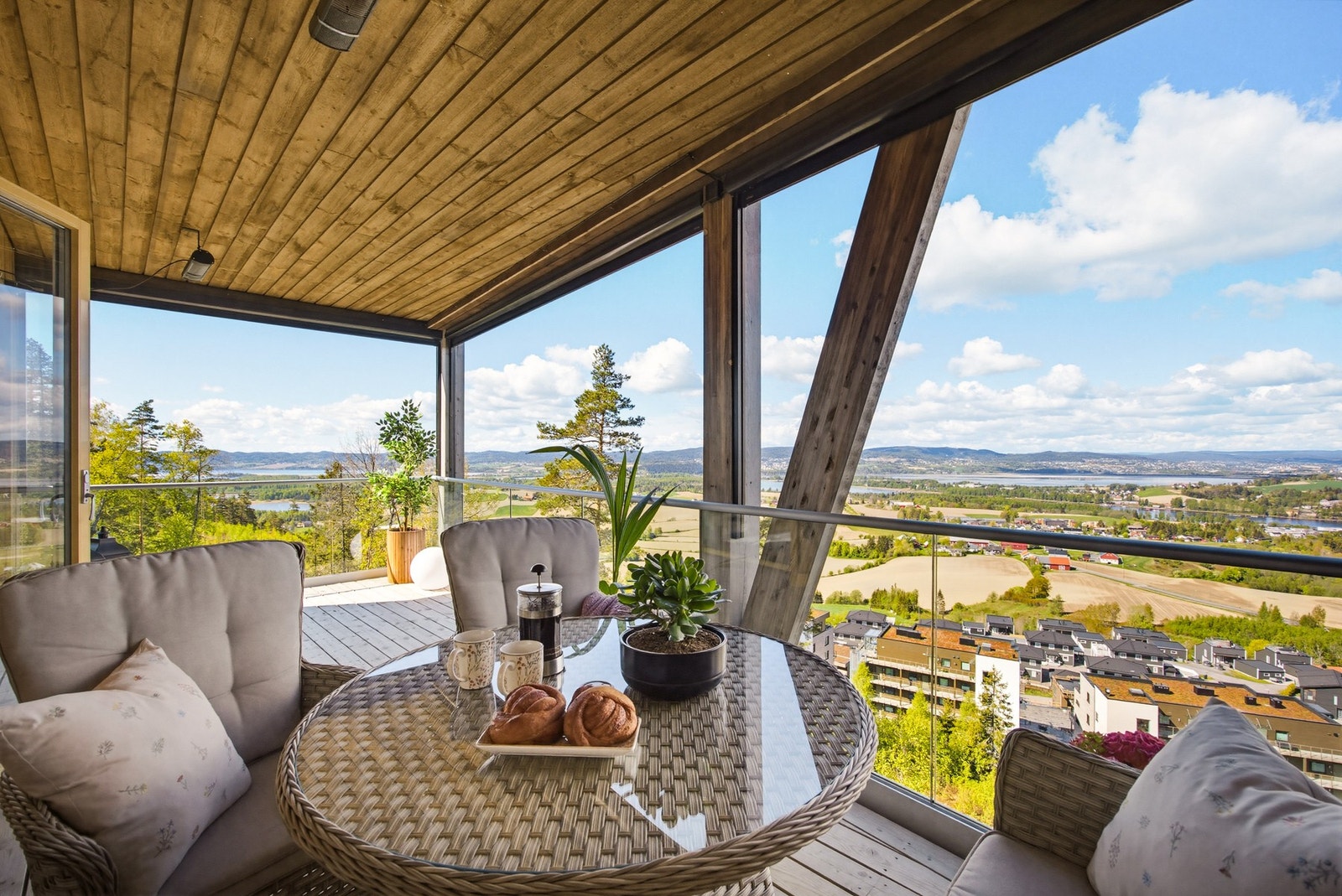 Usjenert flott terrasse på 17 kvm, overbygget og med panoramautsikt. Galleribilde