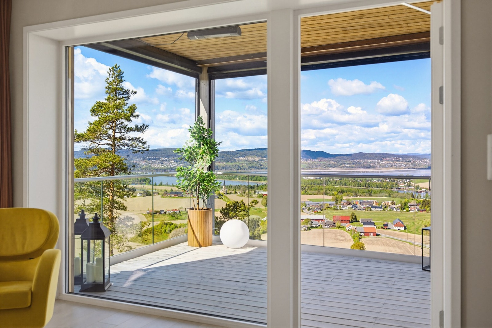 Balkongen fungerer som en naturlig forlengelse av stuen på sommerhalvåret. Galleribilde