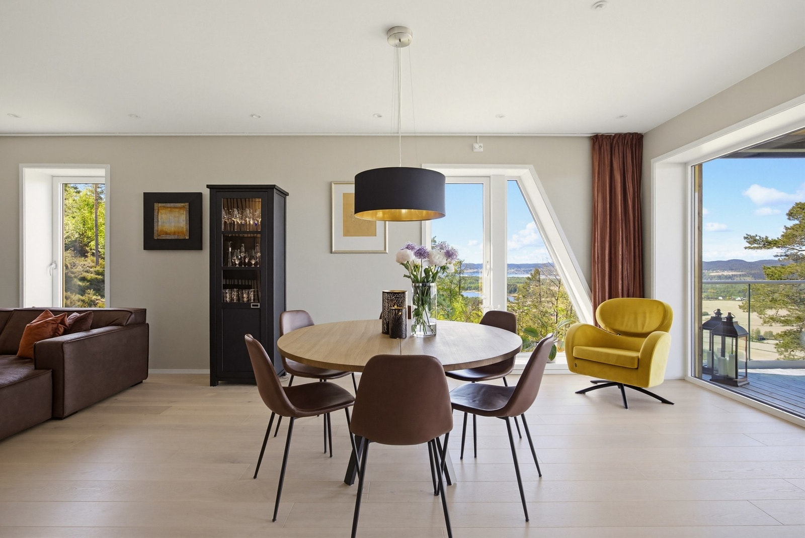 Store vindusflater slipper inn rikelig med naturlig lys og bidrar til en lys og innbydende atmosfære. Galleribilde