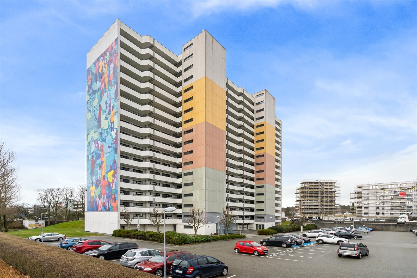 Leiligheten ligger i 14. etasje og byr på nydelig panoramautsikt og glimrende solforhold Galleribilde