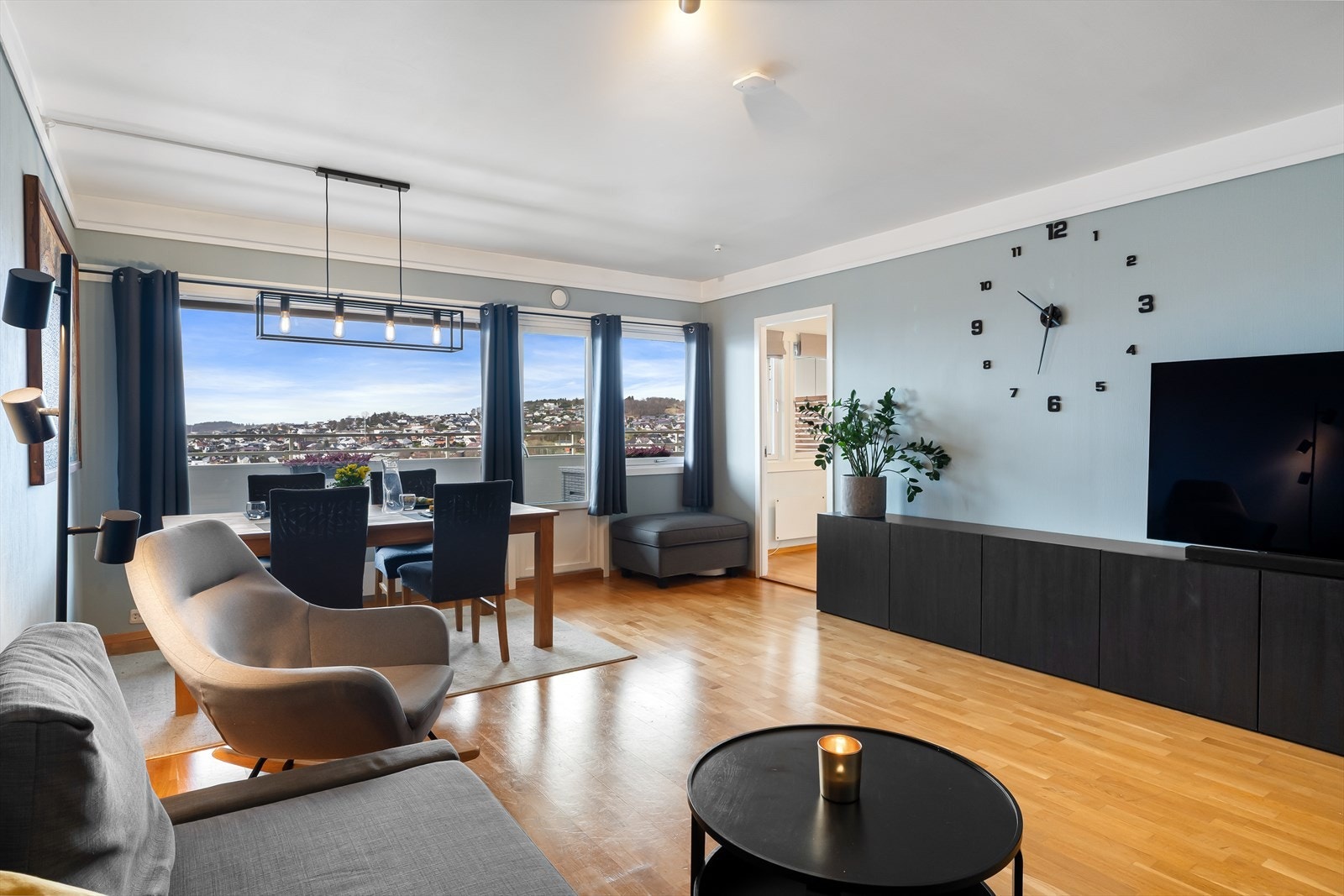 Stuen er lys og fin med gode vindusflater som slipper til rikelig med dagslys Galleribilde